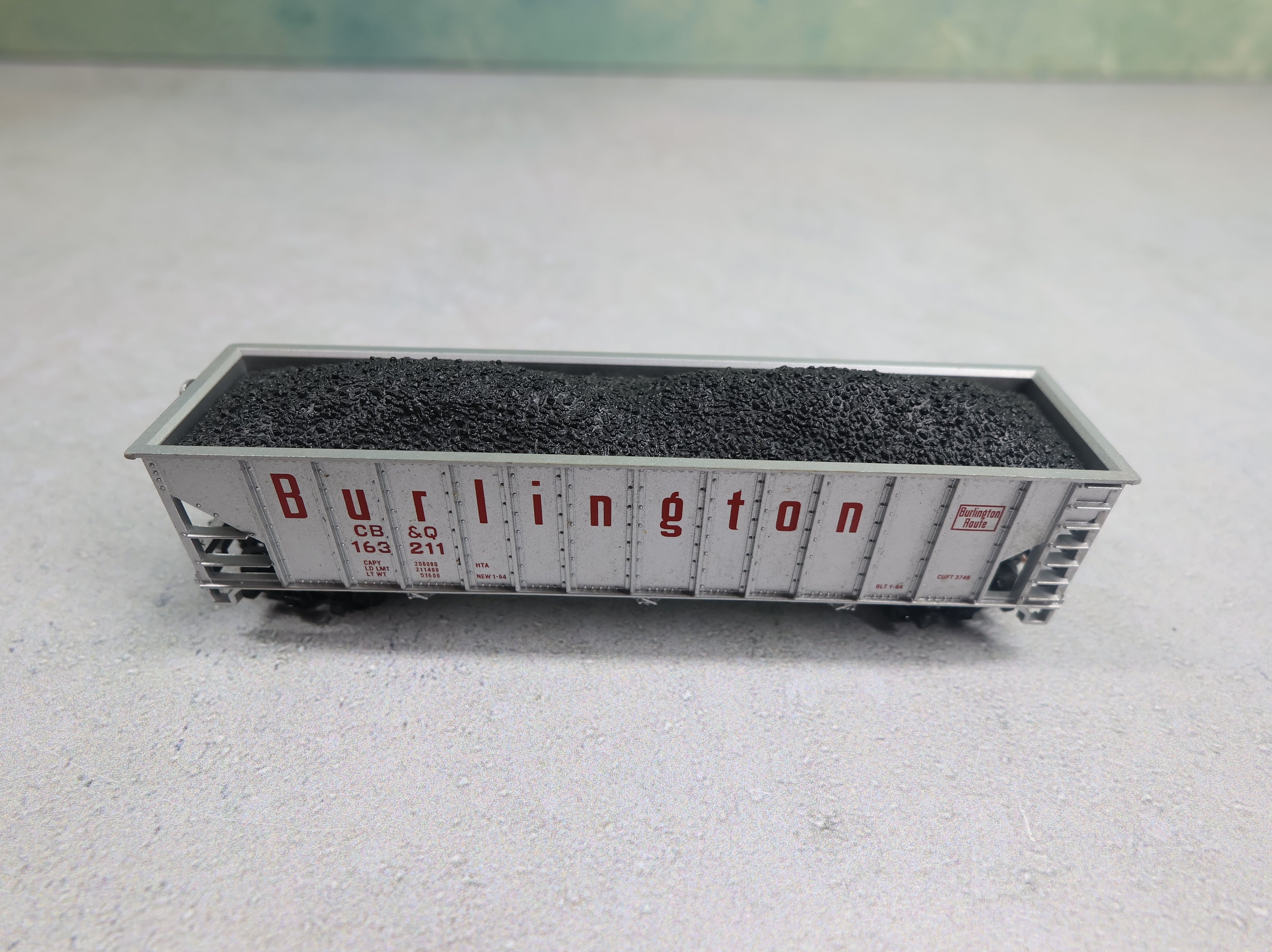 USED Atlas N Scale 3 Bay 100 Ton Hopper Burlington CB&Q #163211 w/ Coal Load & Knuckle Couplers
