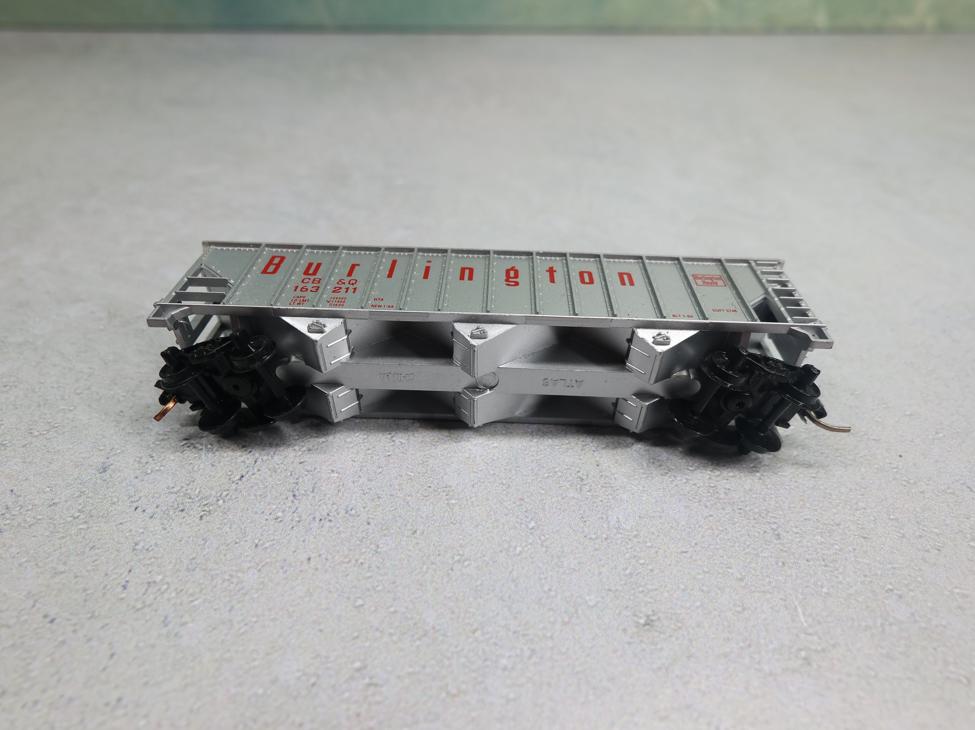 USED Atlas N Scale 3 Bay 100 Ton Hopper Burlington CB&Q #163211 w/ Coal Load & Knuckle Couplers