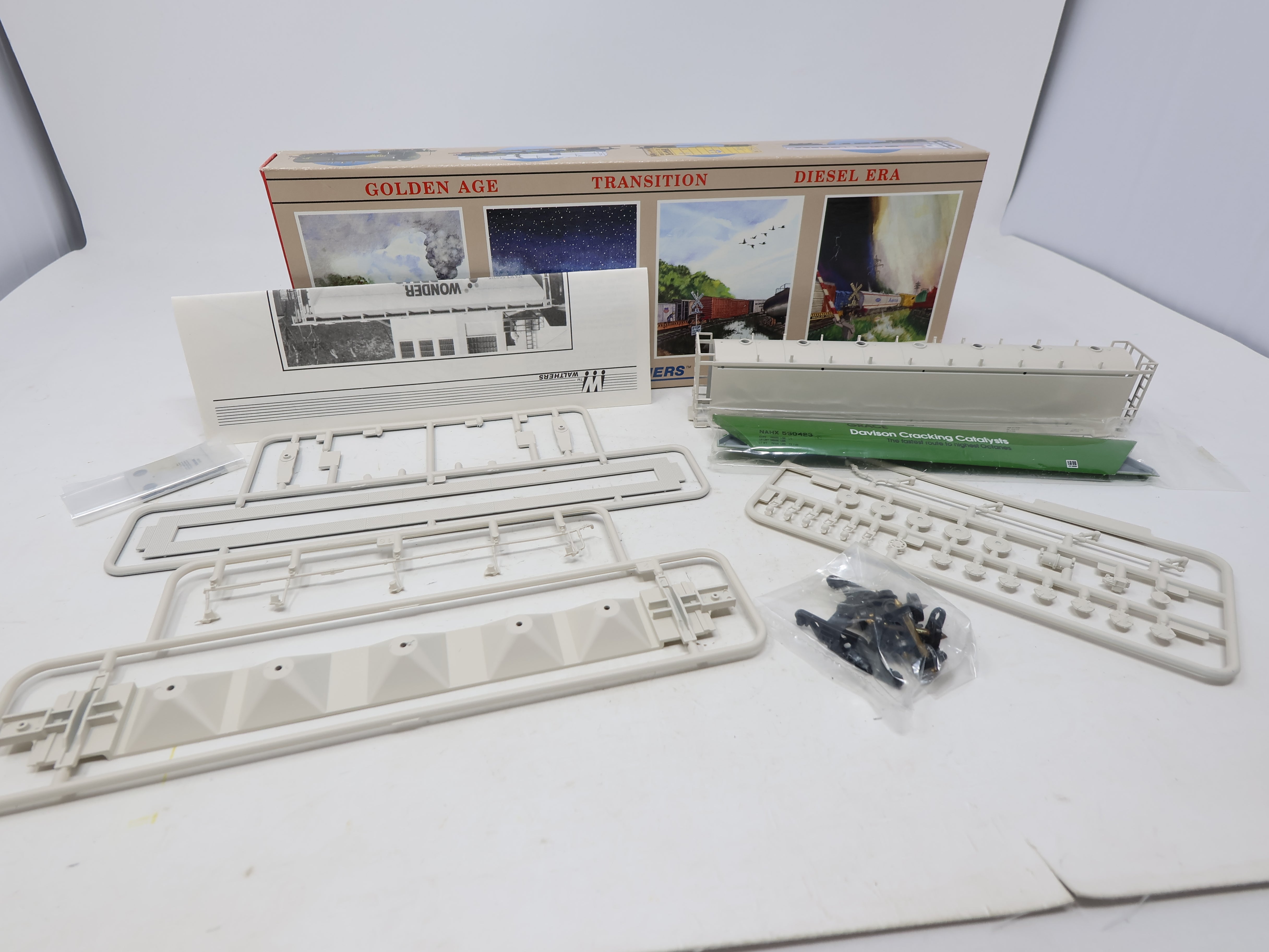 USED Walthers 932-5803 HO Scale, PD Covered Hopper, Grace NAHX #550423 (KIT)
