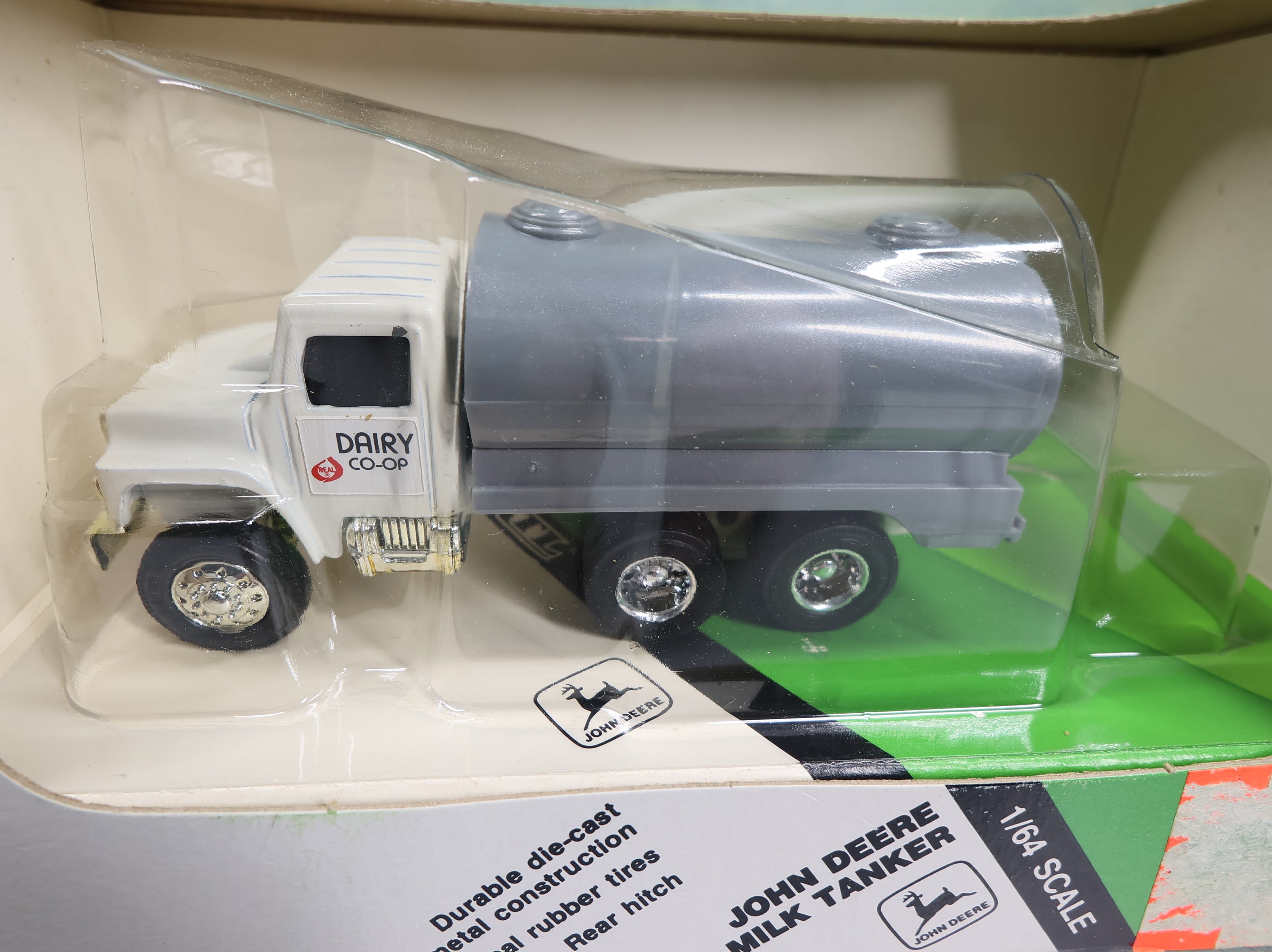 ERTL 5545 1:64 John Deere Milk Tanker