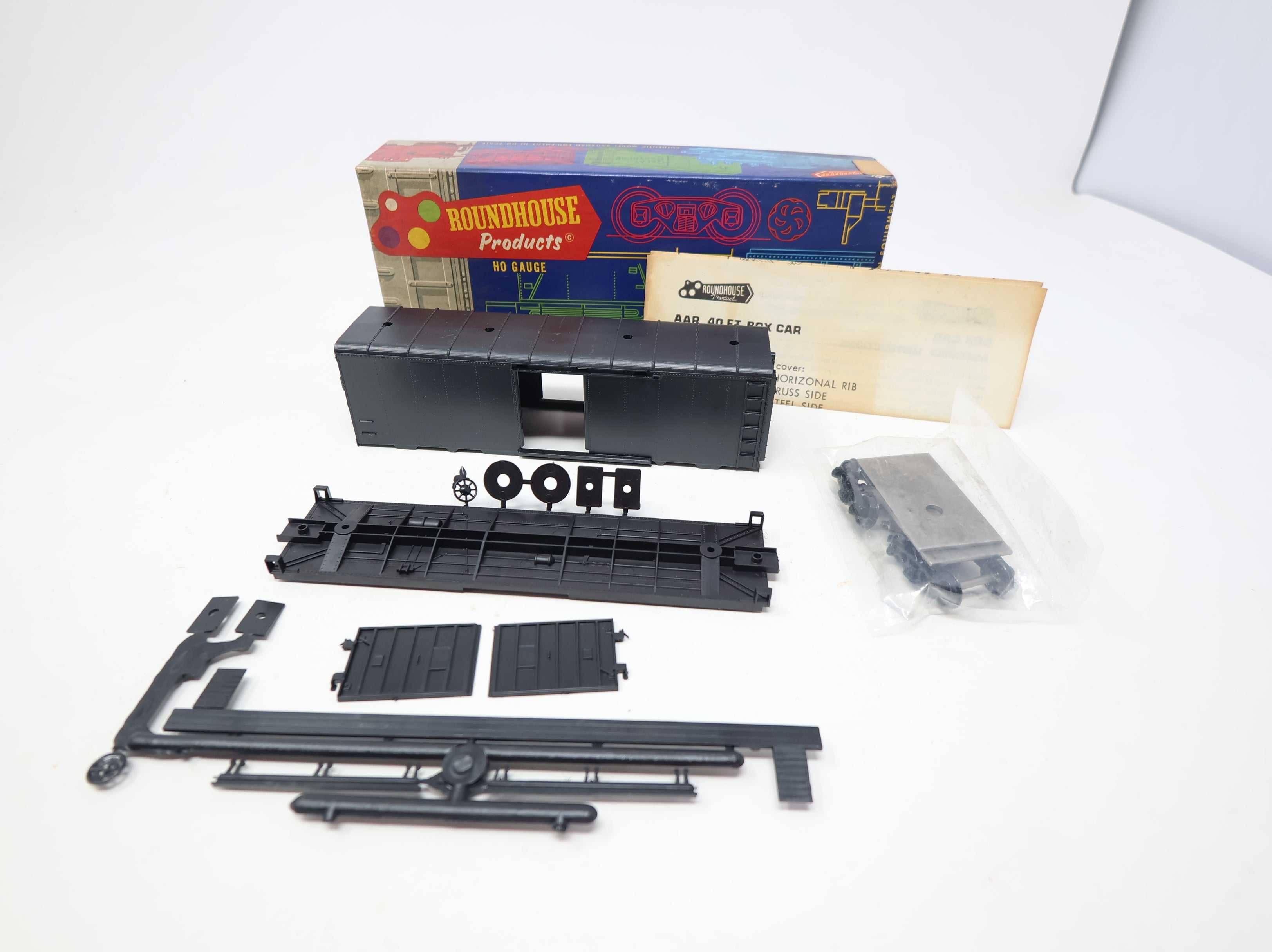 USED Roundhouse HO Scale 40' Round Top Box Car Undecorated Black KIT