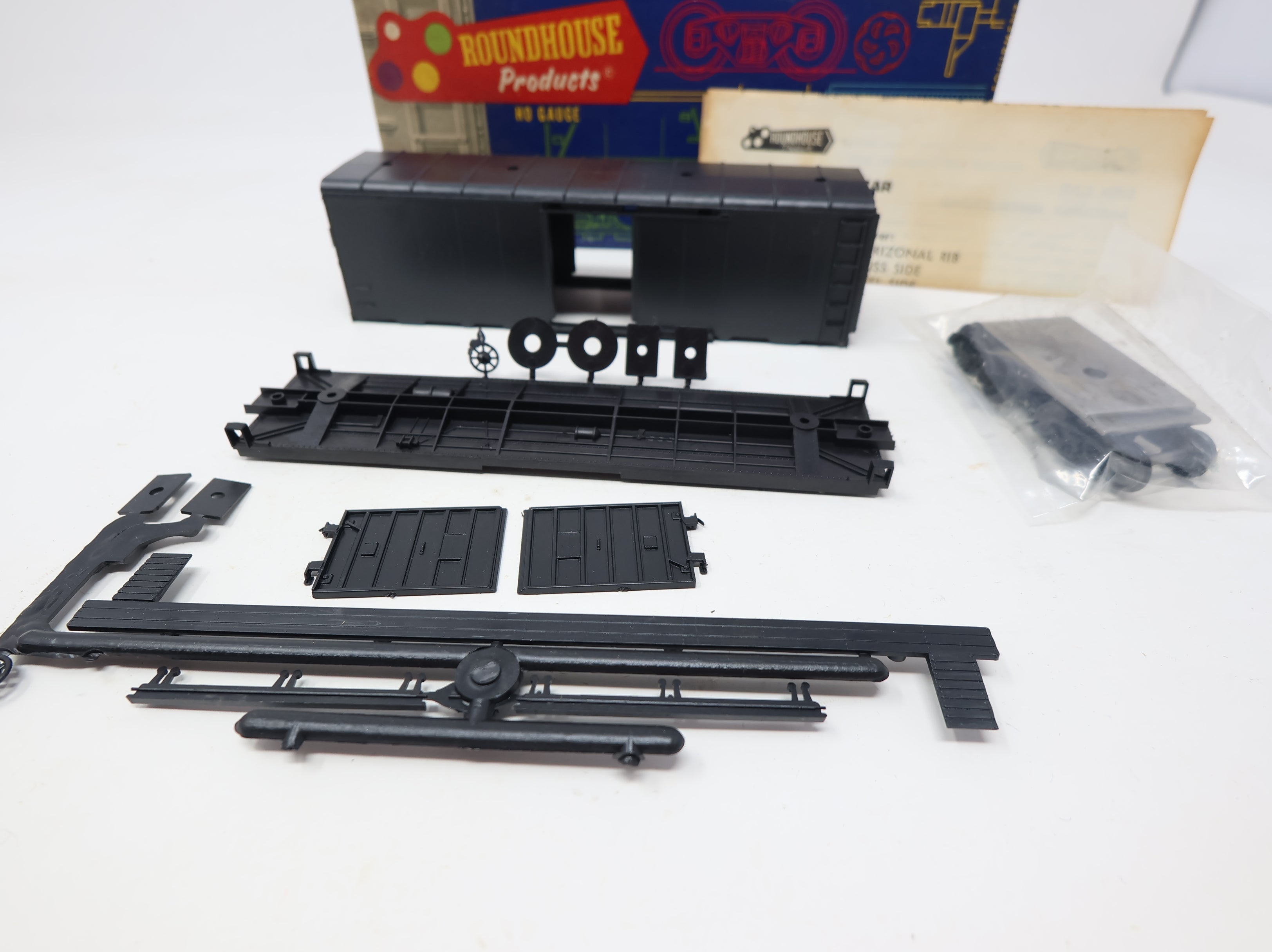 USED Roundhouse HO Scale 40' Round Top Box Car Undecorated Black KIT