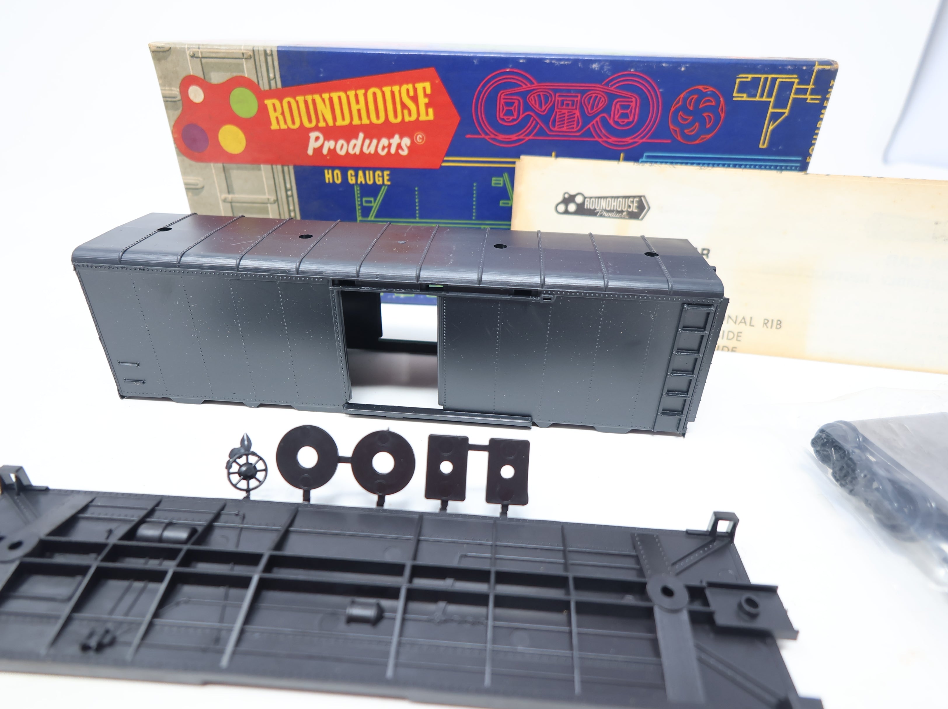 USED Roundhouse HO Scale 40' Round Top Box Car Undecorated Black KIT