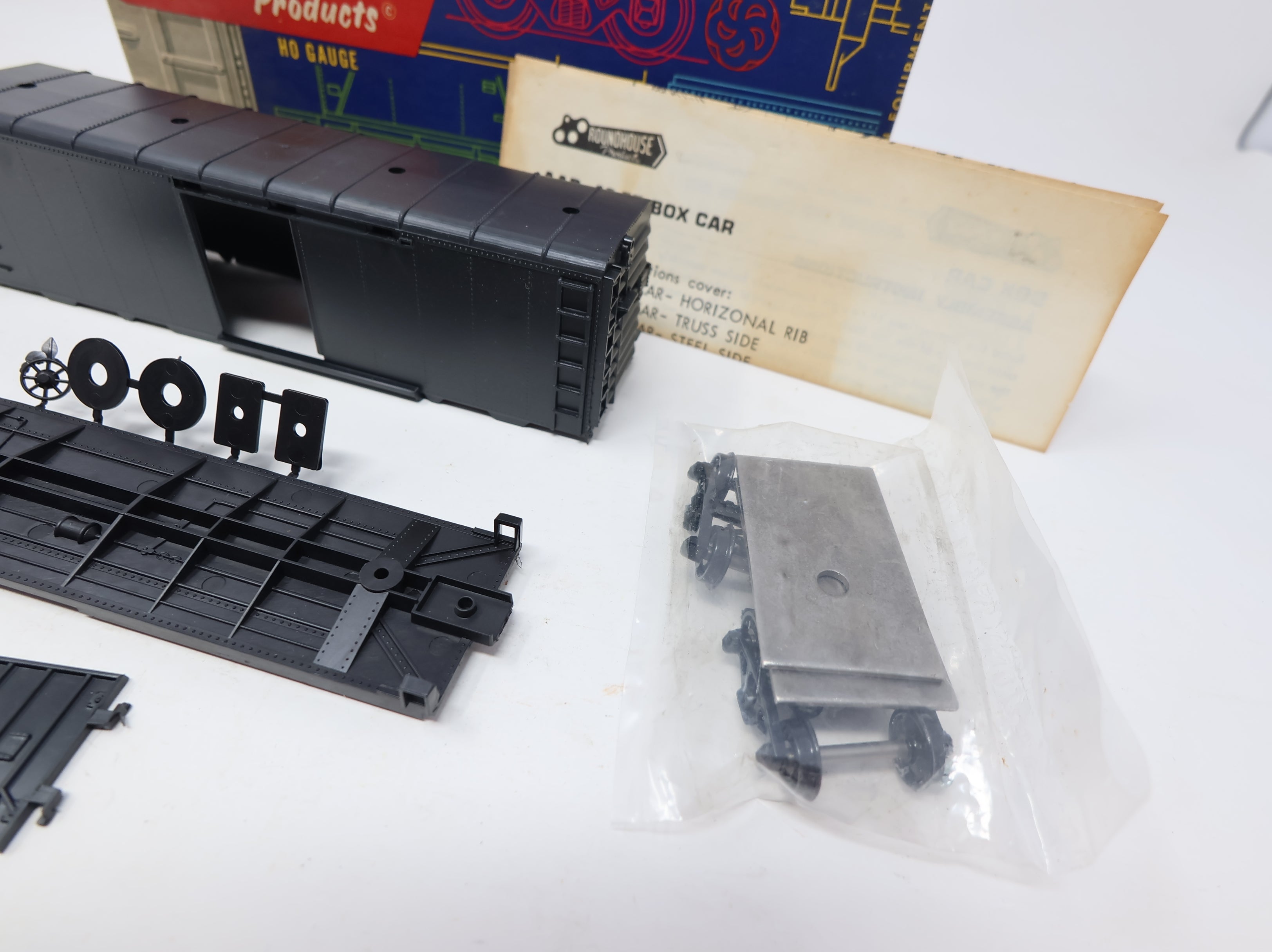 USED Roundhouse HO Scale 40' Round Top Box Car Undecorated Black KIT