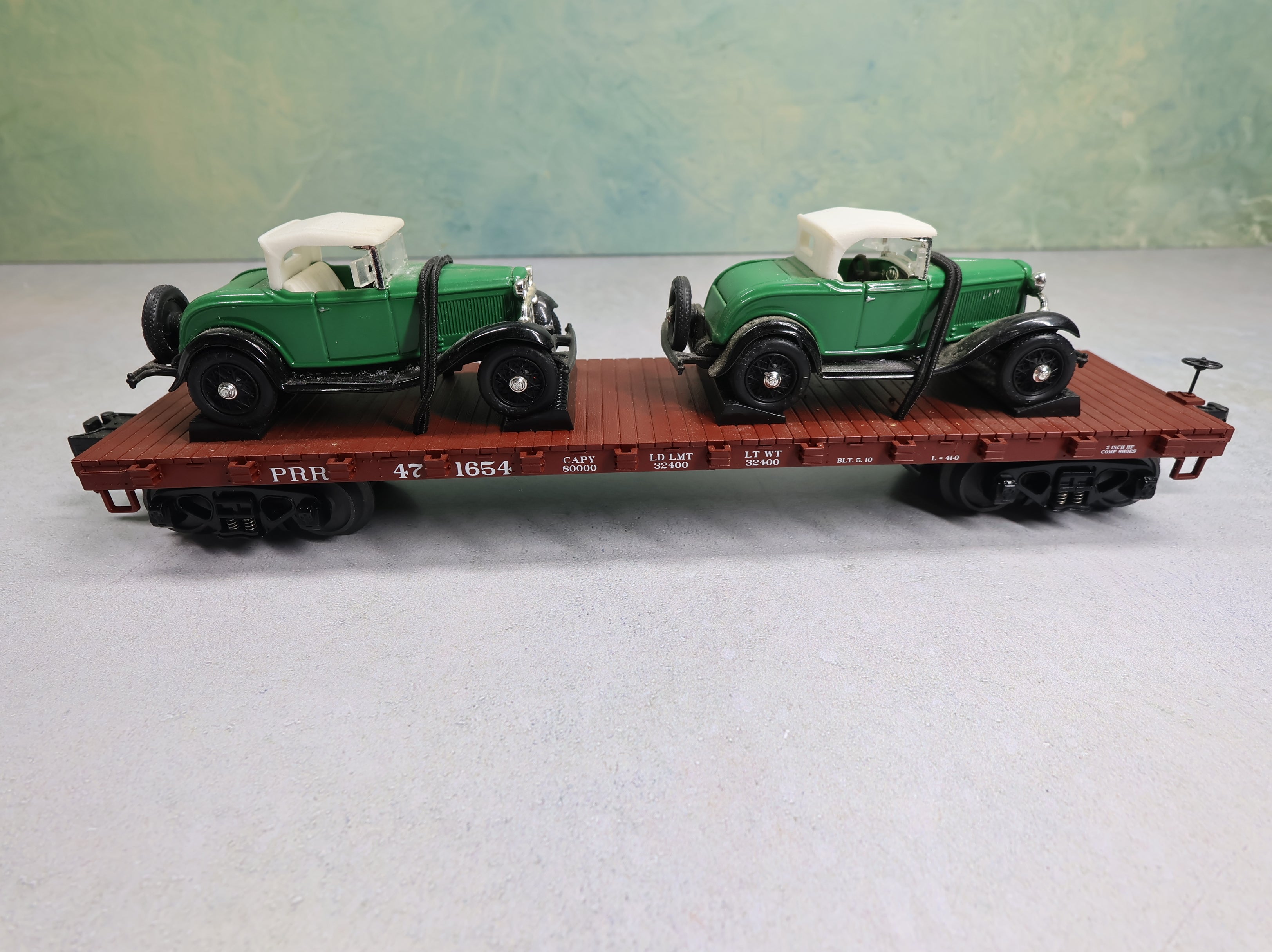 USED MTH Premier 20-98449 O 50 Ton 41' Wood Flat Car Pennsylvania PRR #471654 w/ 2 1932 Roadsters