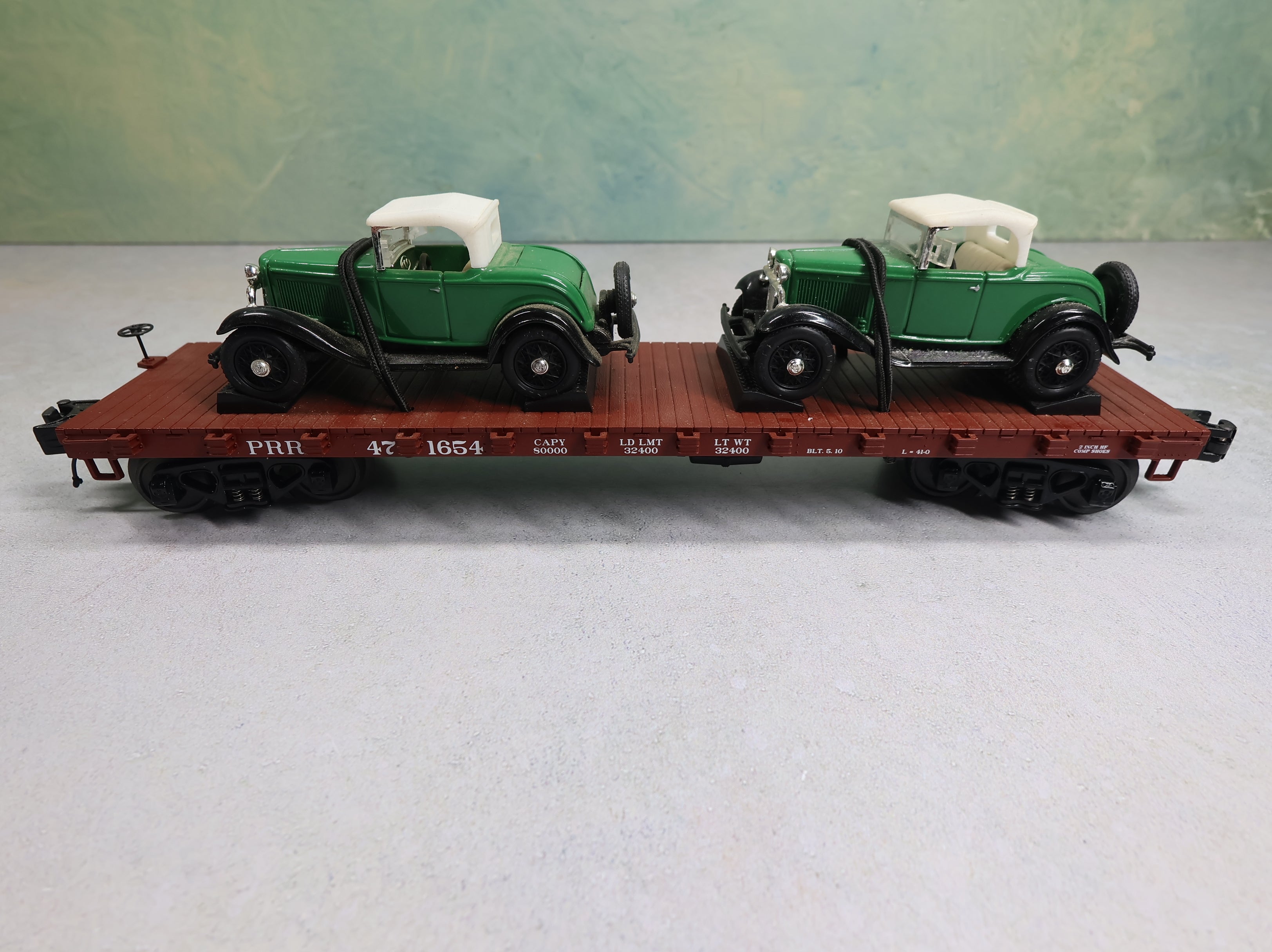 USED MTH Premier 20-98449 O 50 Ton 41' Wood Flat Car Pennsylvania PRR #471654 w/ 2 1932 Roadsters