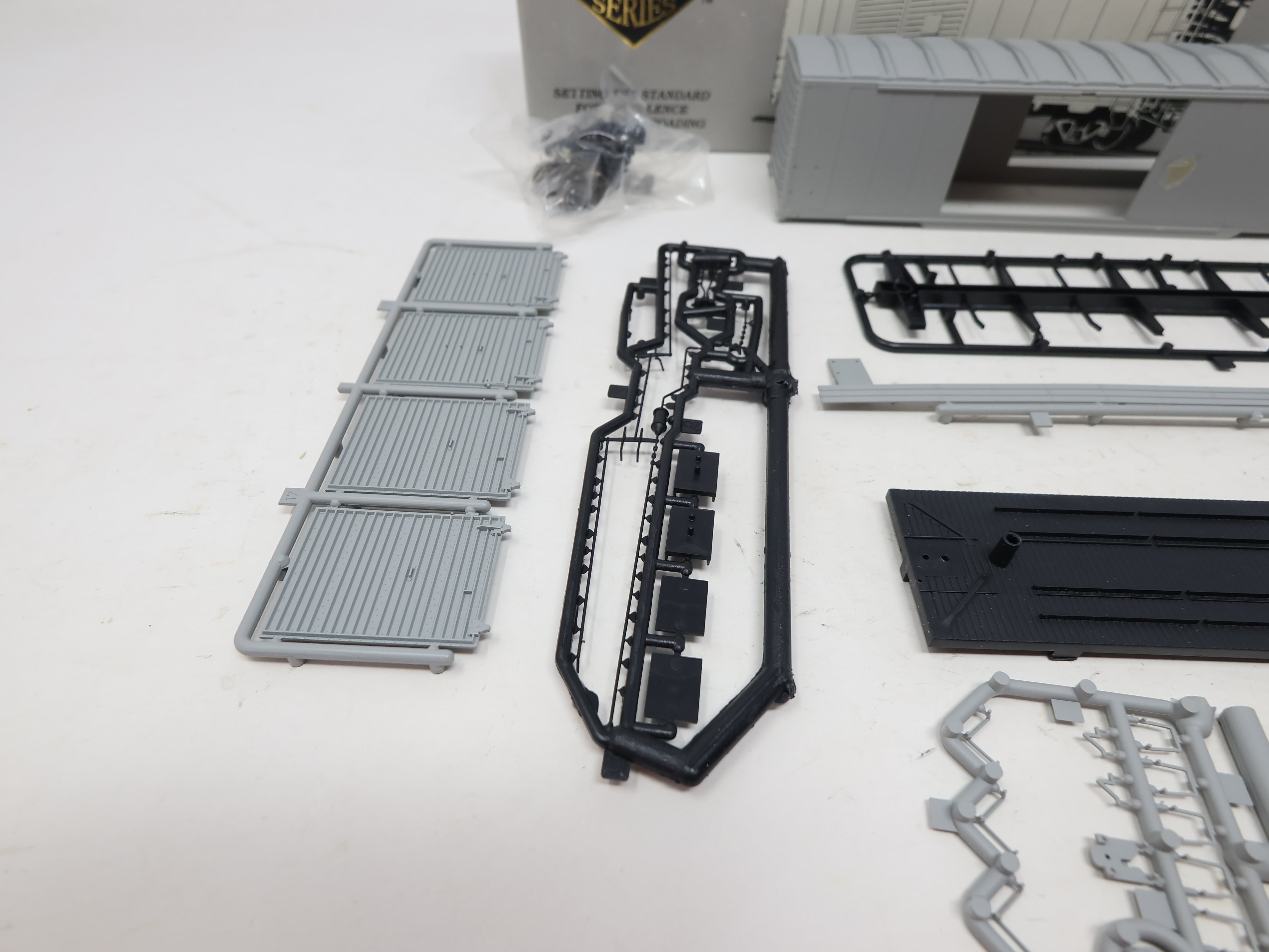 USED Life-Like 8443 HO Scale, 50' Automobile Box Car, Undecorated (KIT)