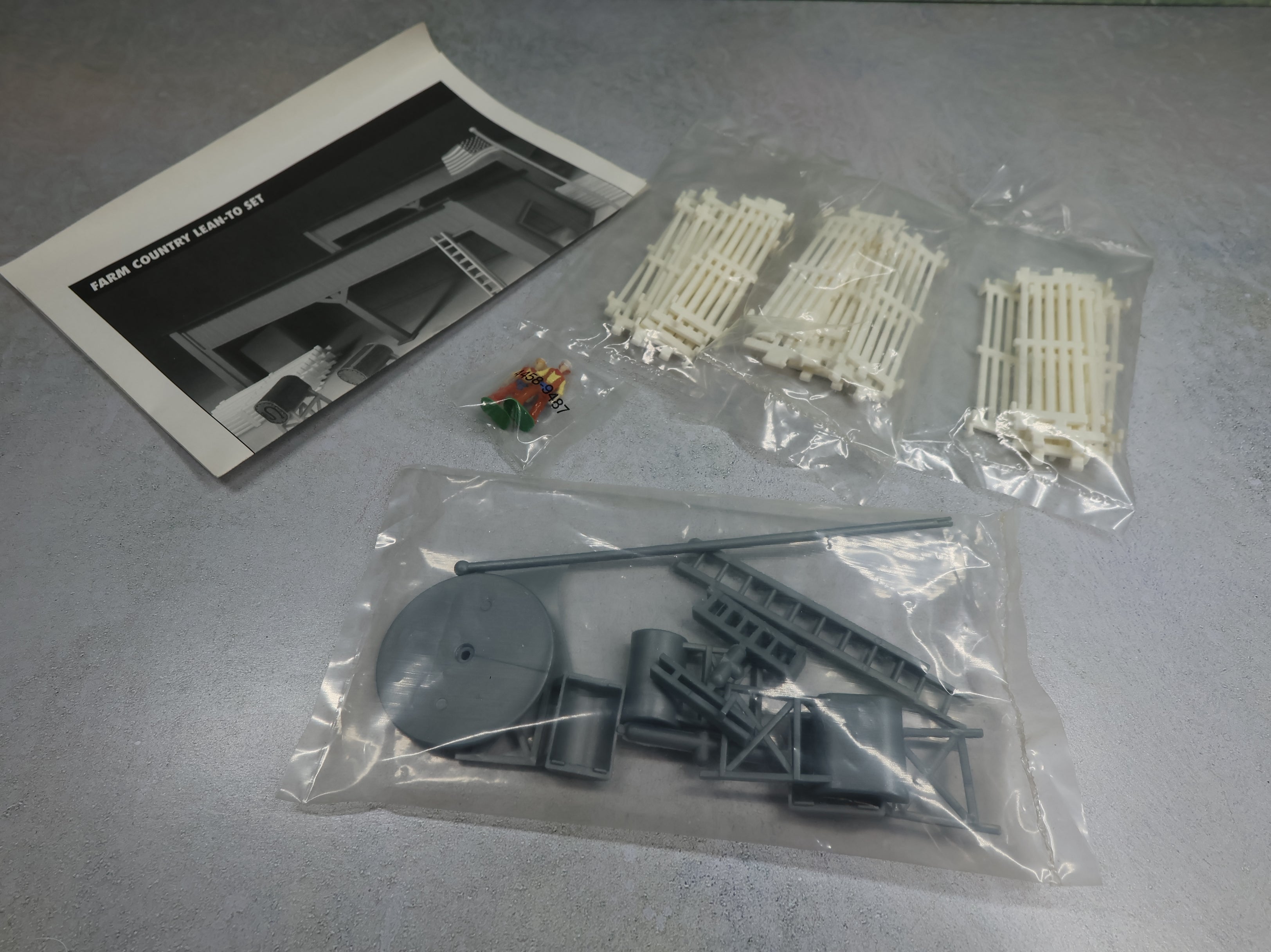 ERTL 12104 1:64 Scale Farm Country Lean-to Playset KIT