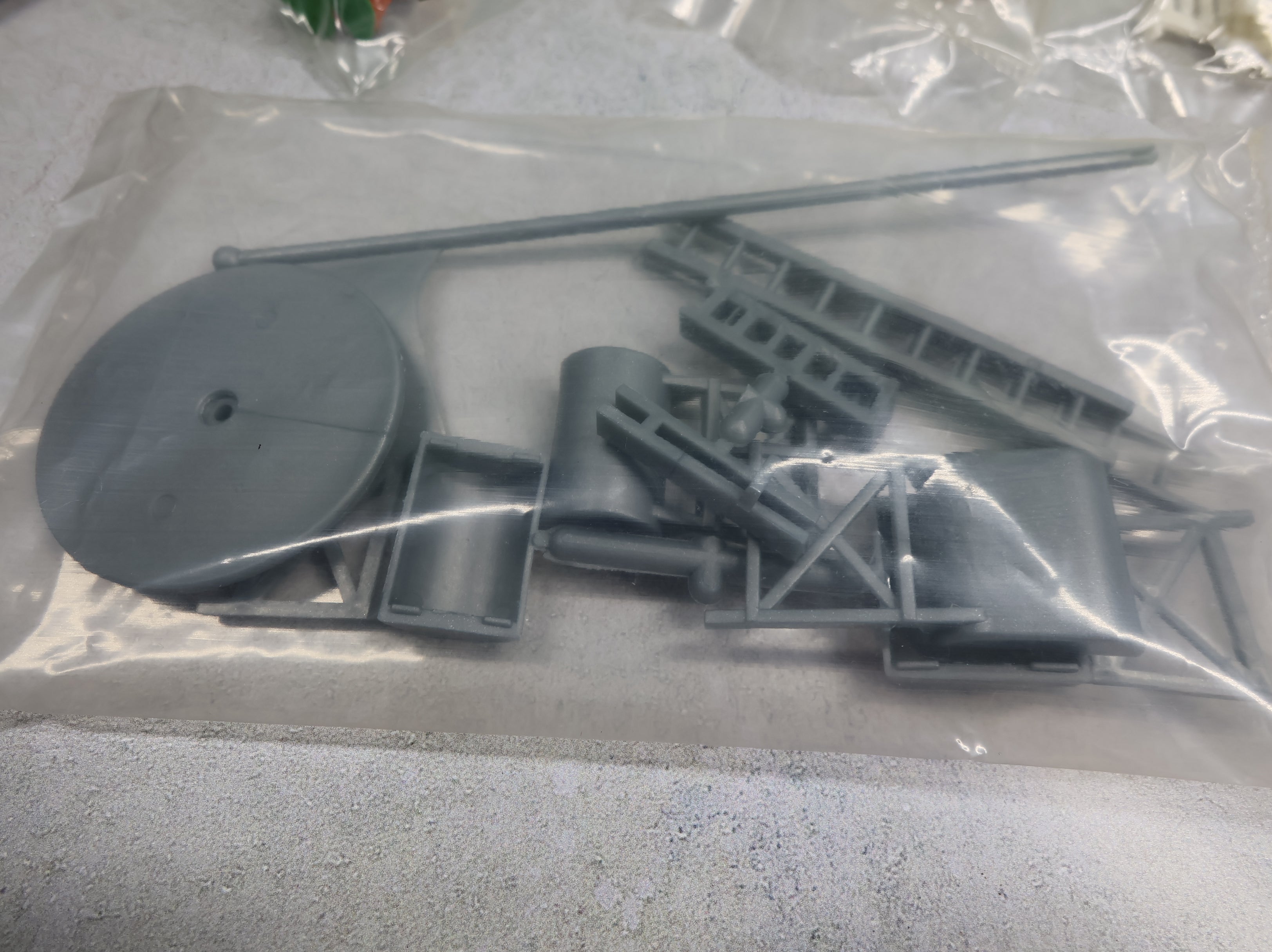 ERTL 12104 1:64 Scale Farm Country Lean-to Playset KIT