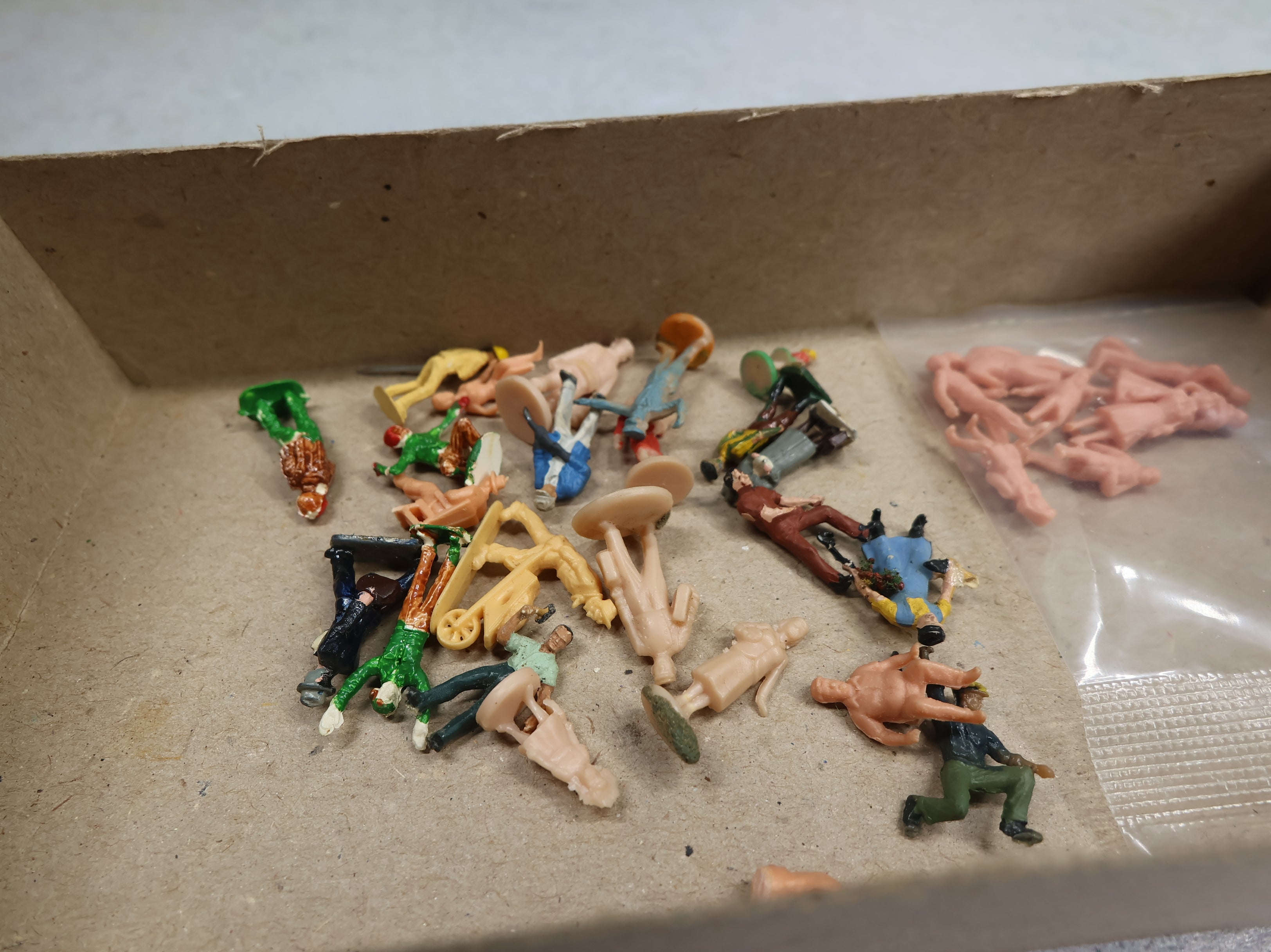 USED HO Scale Mixed lot of People (Painted & Unpainted)