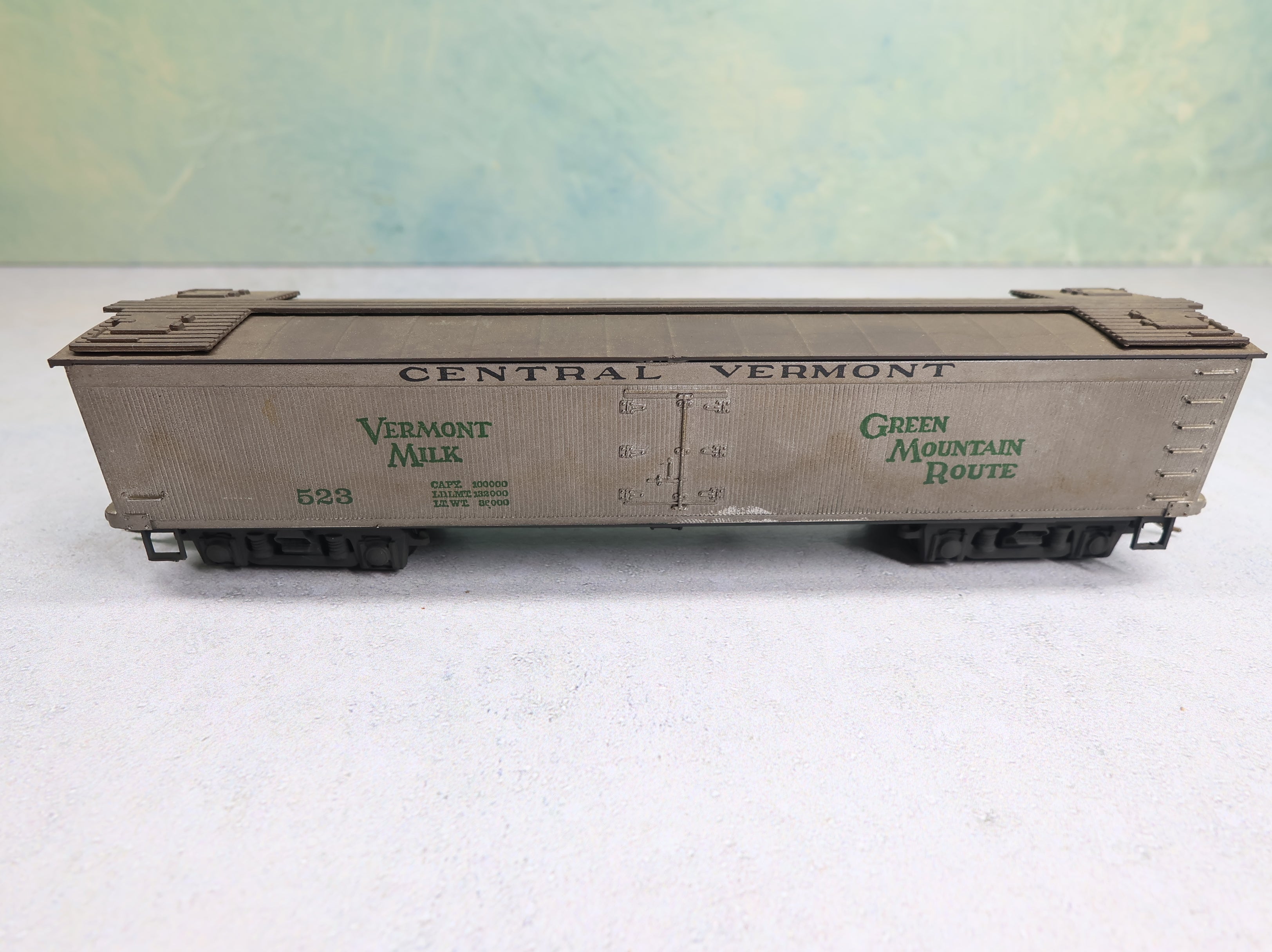 USED Roundhouse HO Scale Milk Tank Car Central Vermont #523 Green Mountain Route Weathered