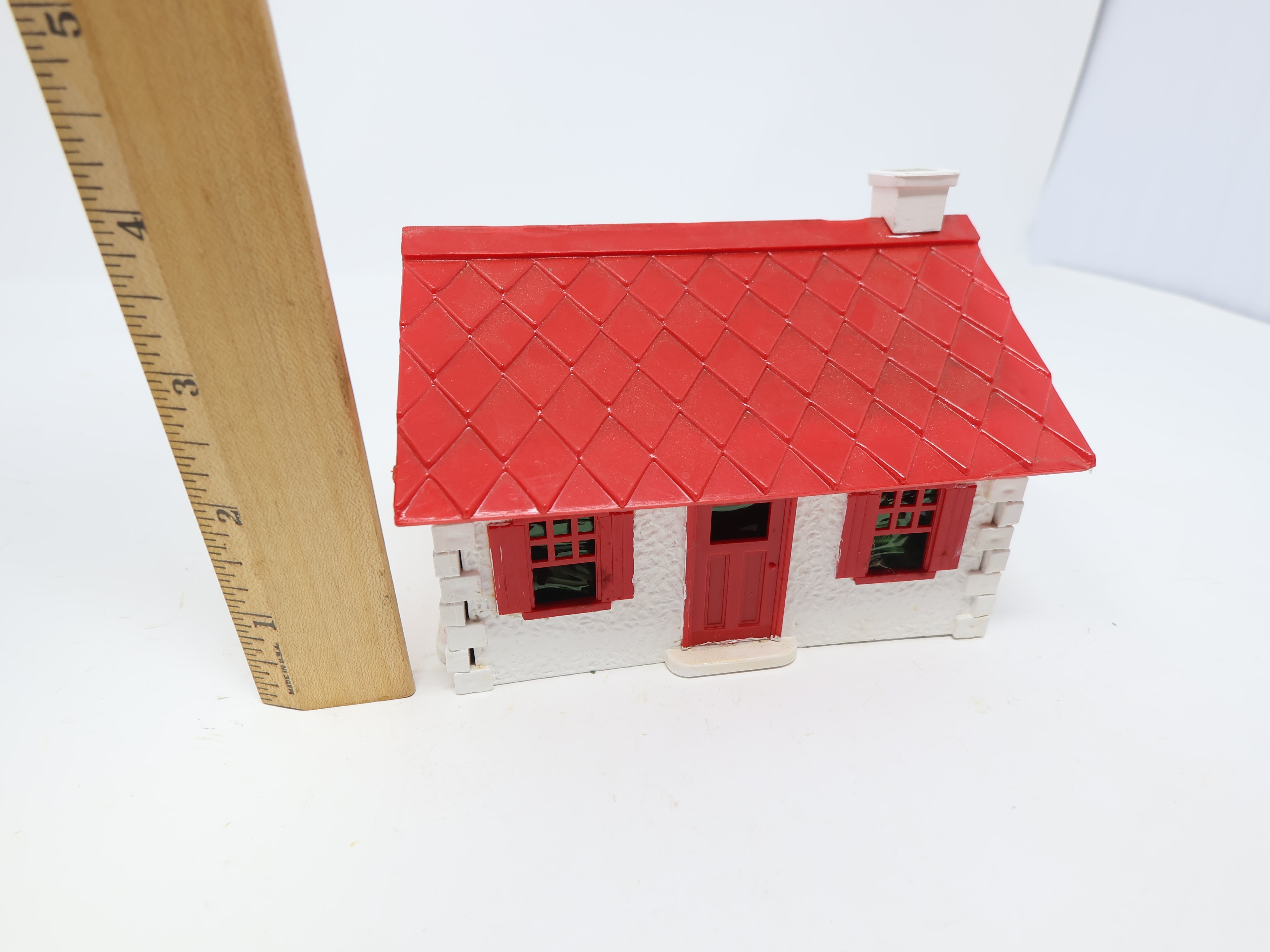 USED O, Little White House w/ Red Roof