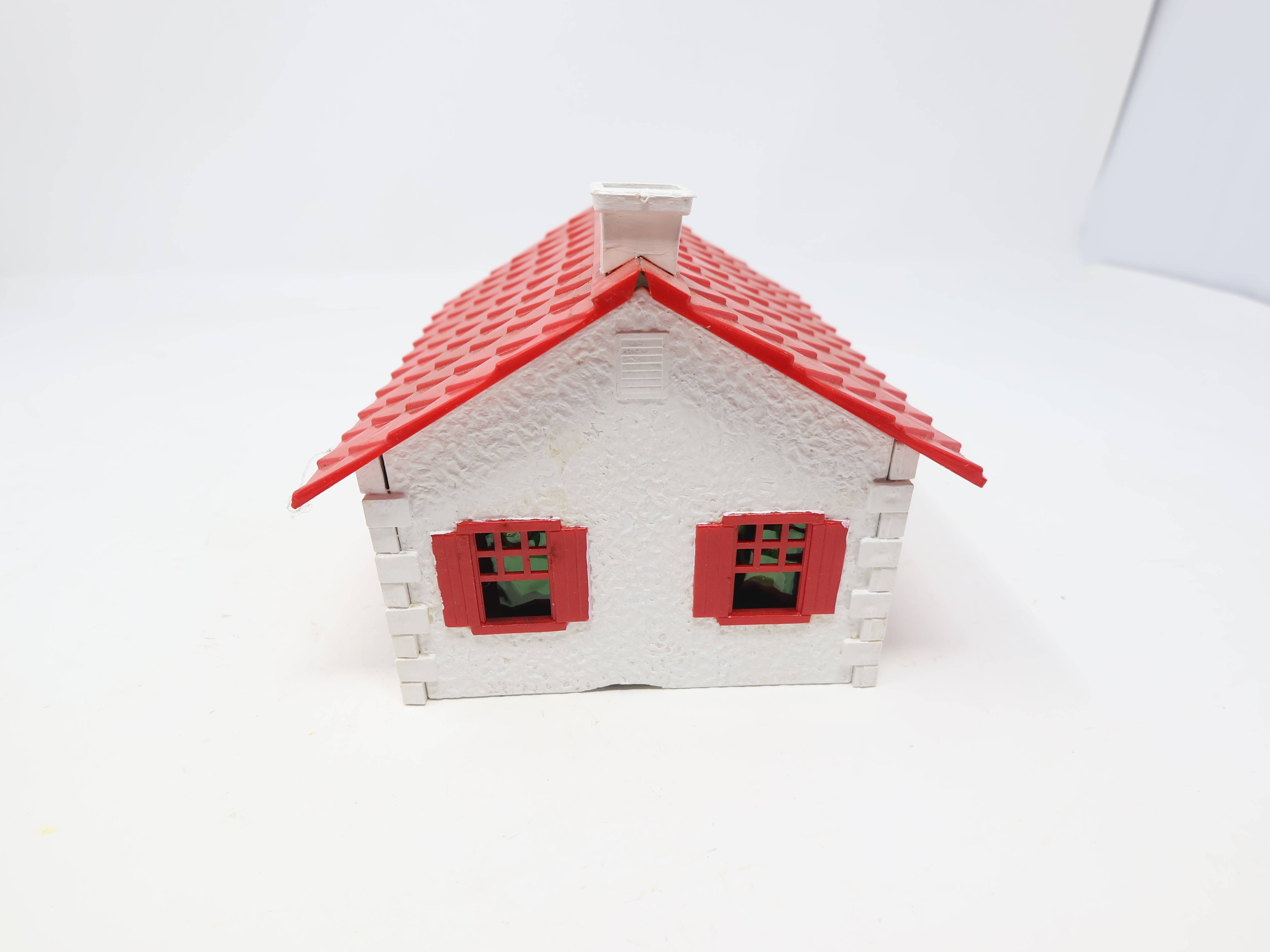 USED O, Little White House w/ Red Roof