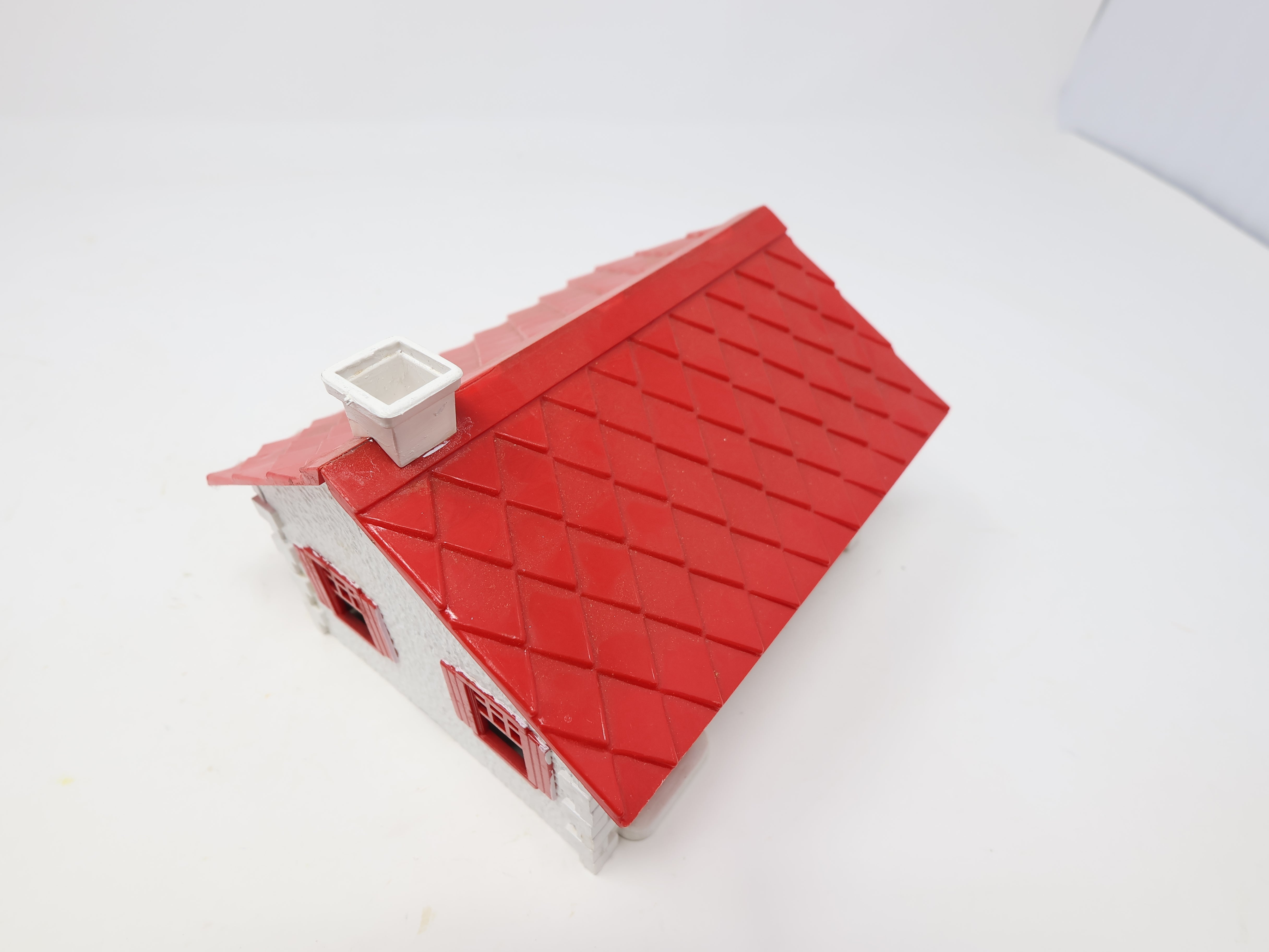 USED O, Little White House w/ Red Roof