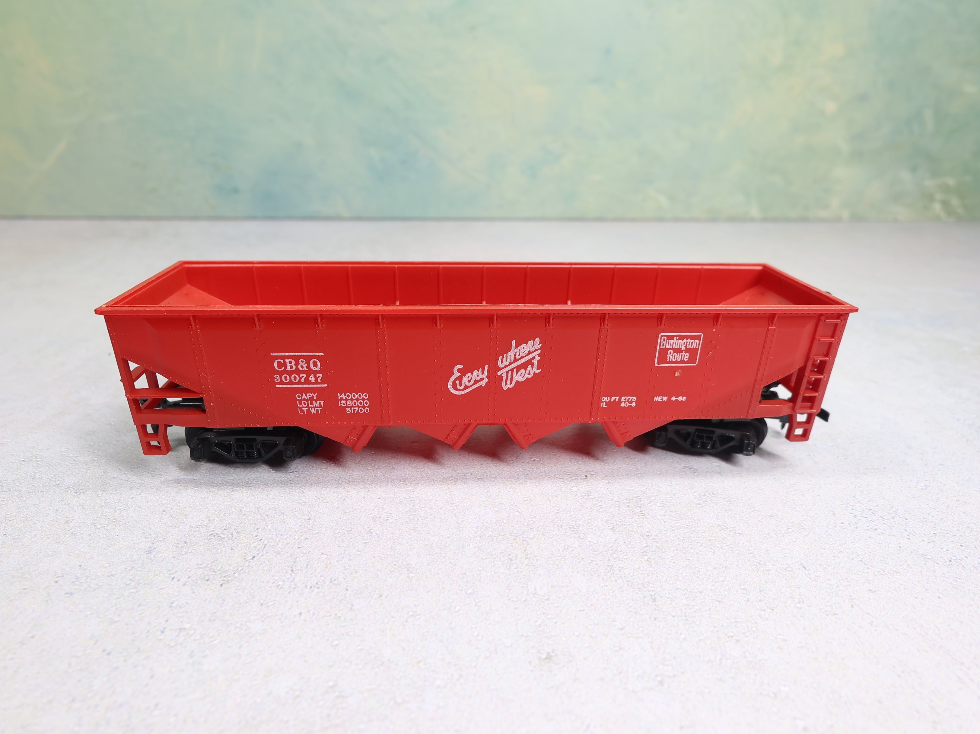 USED Tyco HO Scale 4 Bay Open Hopper Chicago, Burlington and Quincy CB&Q #300747
