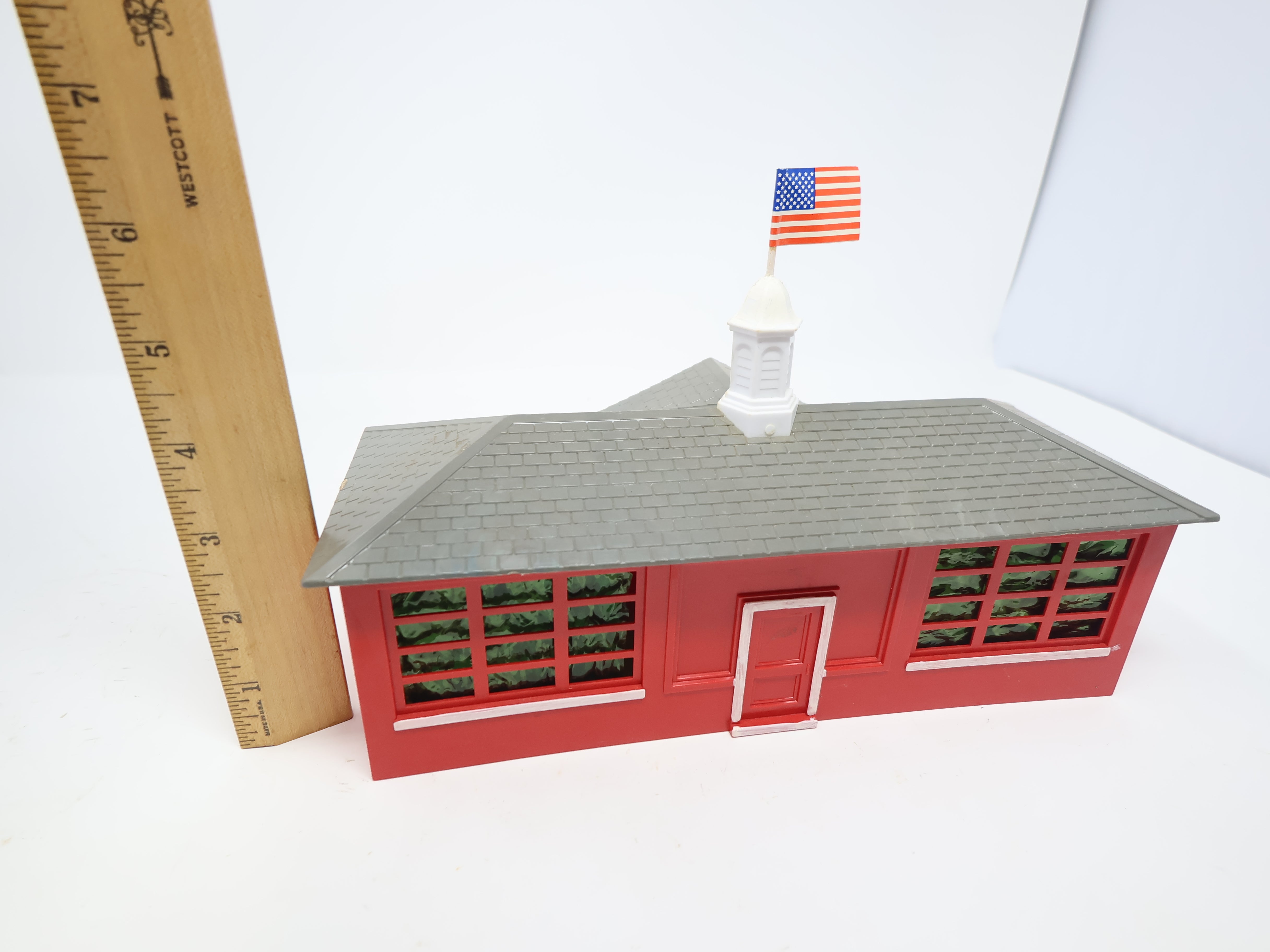 USED Bachmann Plasticville O, Red School House