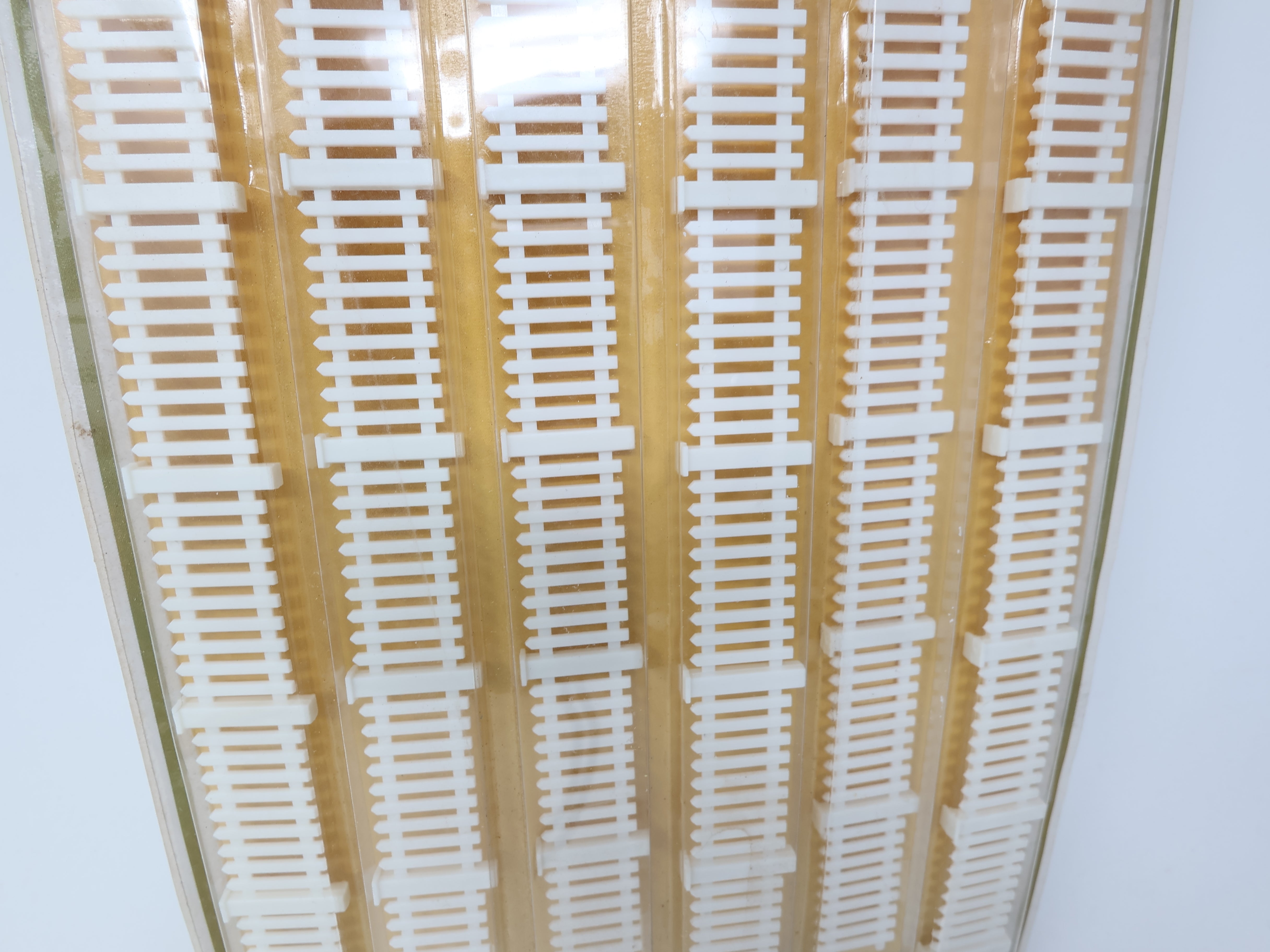 Model Power 6085 O, 64" White Picket Fence (3 1/2' Scale Height)