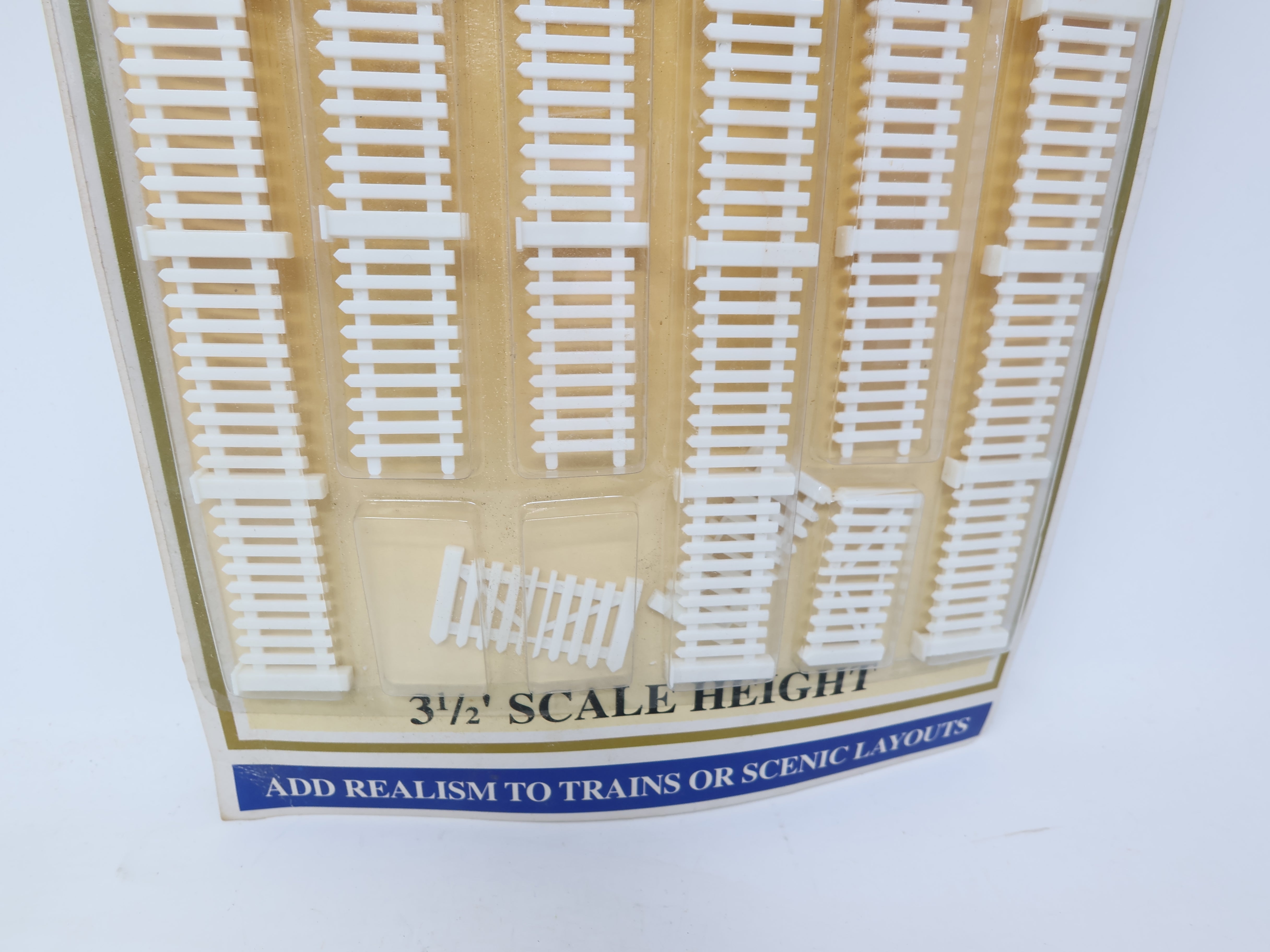 Model Power 6085 O, 64" White Picket Fence (3 1/2' Scale Height)