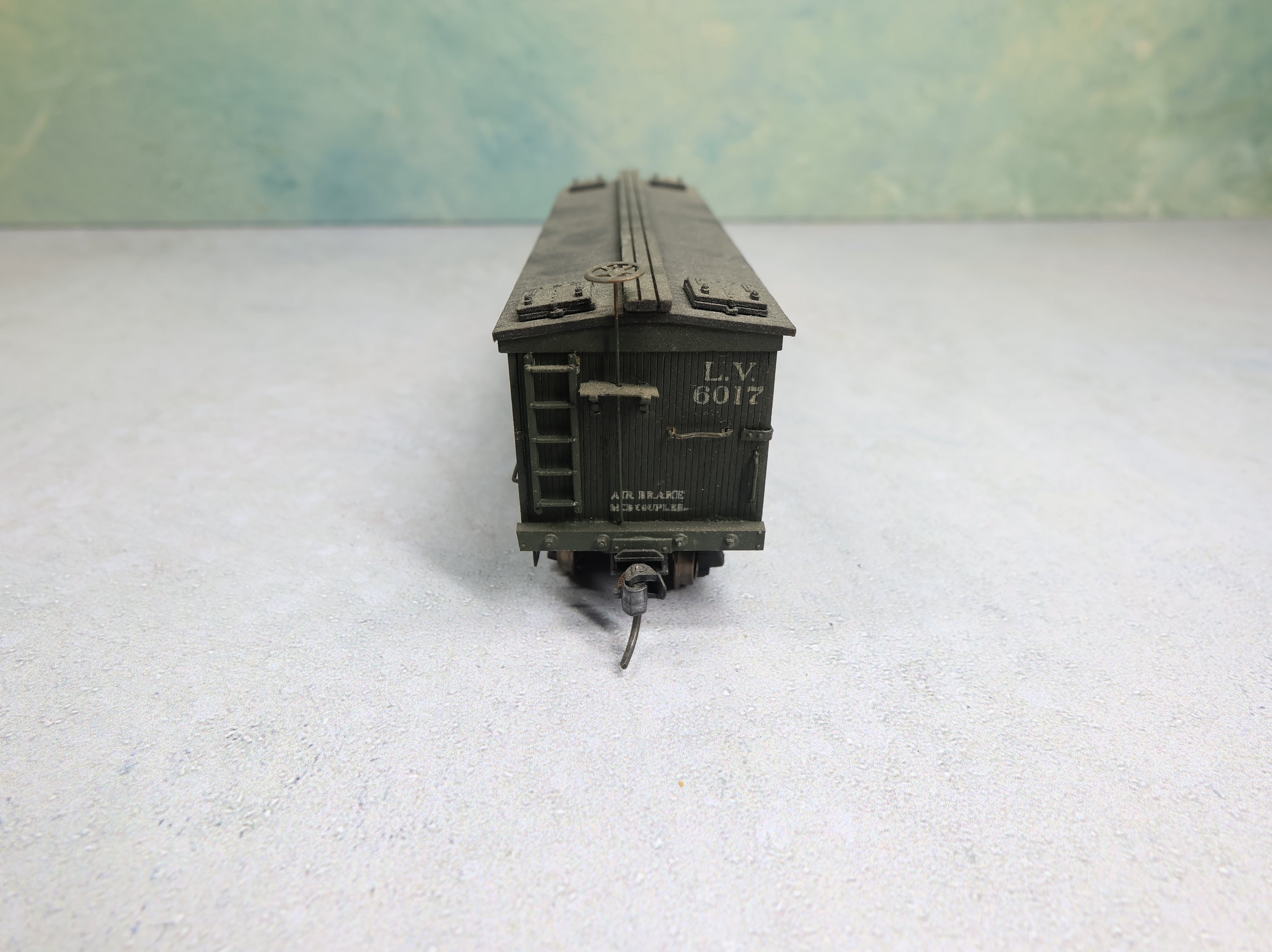 USED HO Scale Old Time Wooden Box Car Lehigh Valley #6017 Weathered