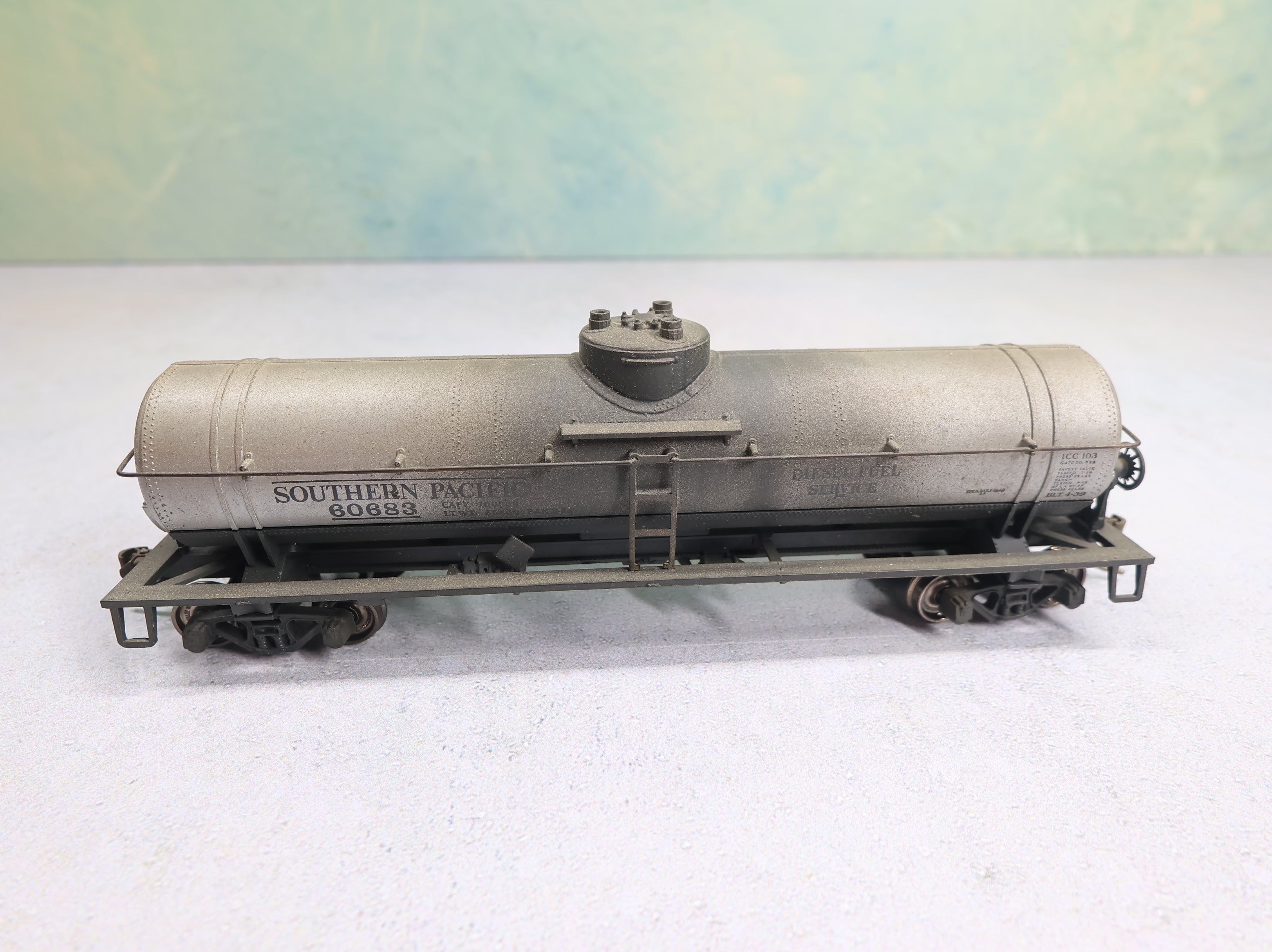 USED Athearn HO Scale Single Dome Tank Car Southern Pacific #60683 Weathered