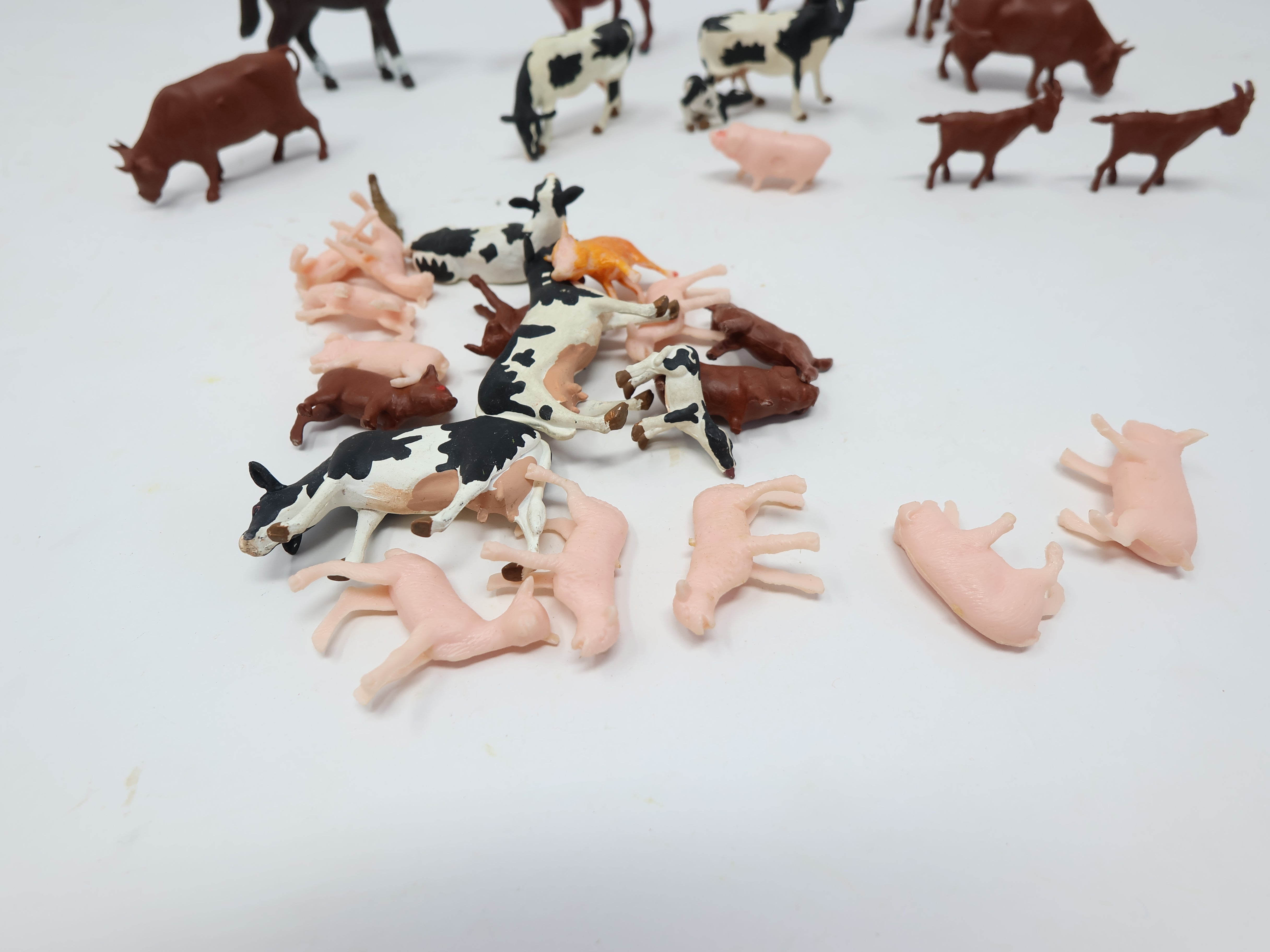USED O, Lot of 30+ Farm Animals, Cows, Pigs, Horses