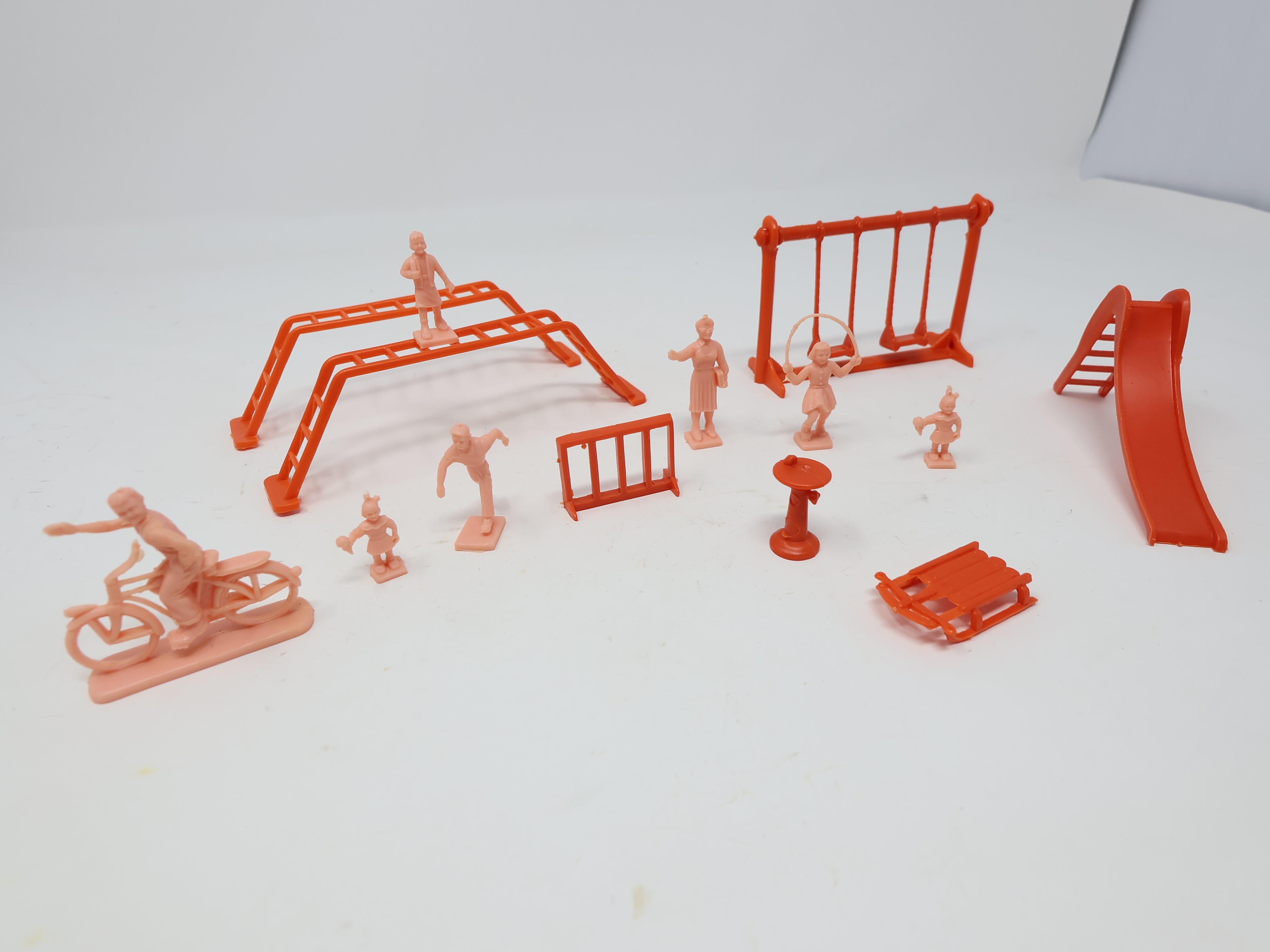 USED O, Playground Lot and Unpainted People