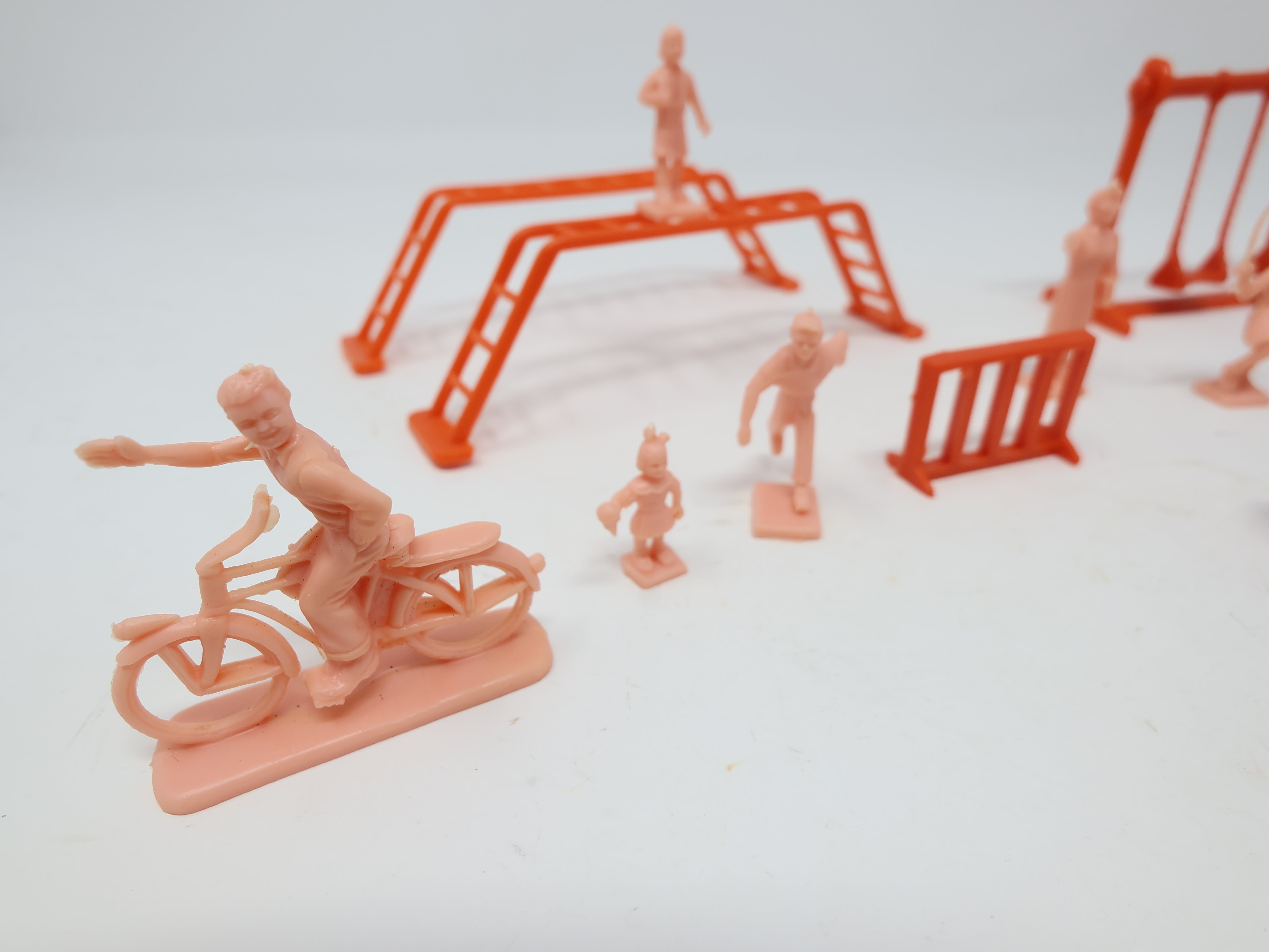 USED O, Playground Lot and Unpainted People