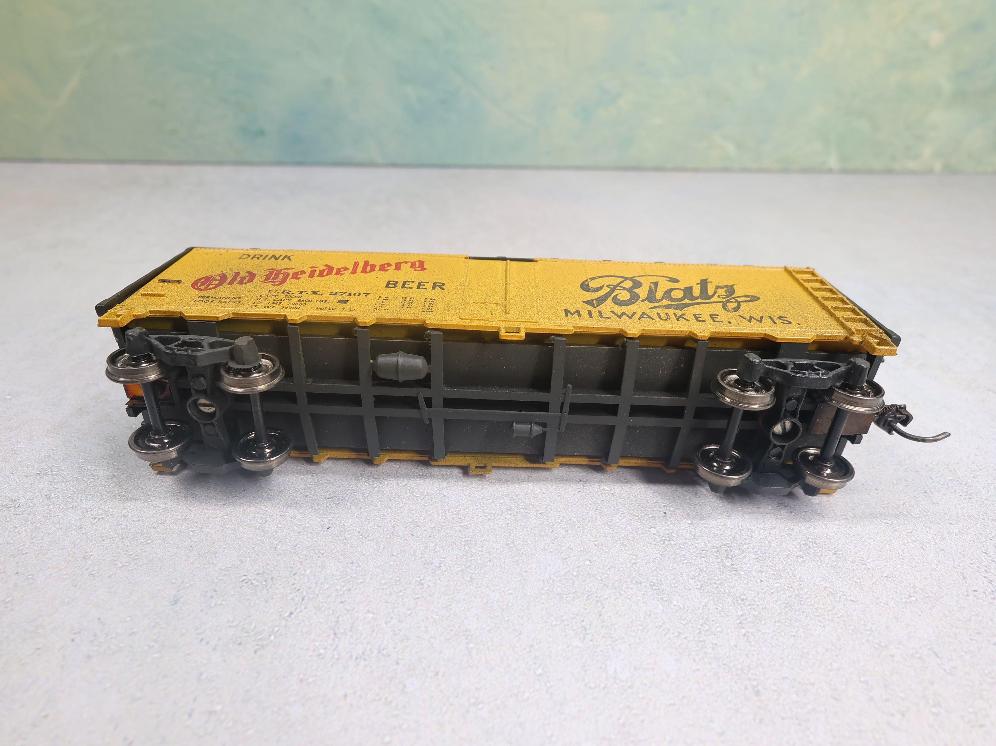 USED Athearn HO Scale 40' Reefer Box Car Blatz Old Heidelberg Beer URTX #27107 Weathered