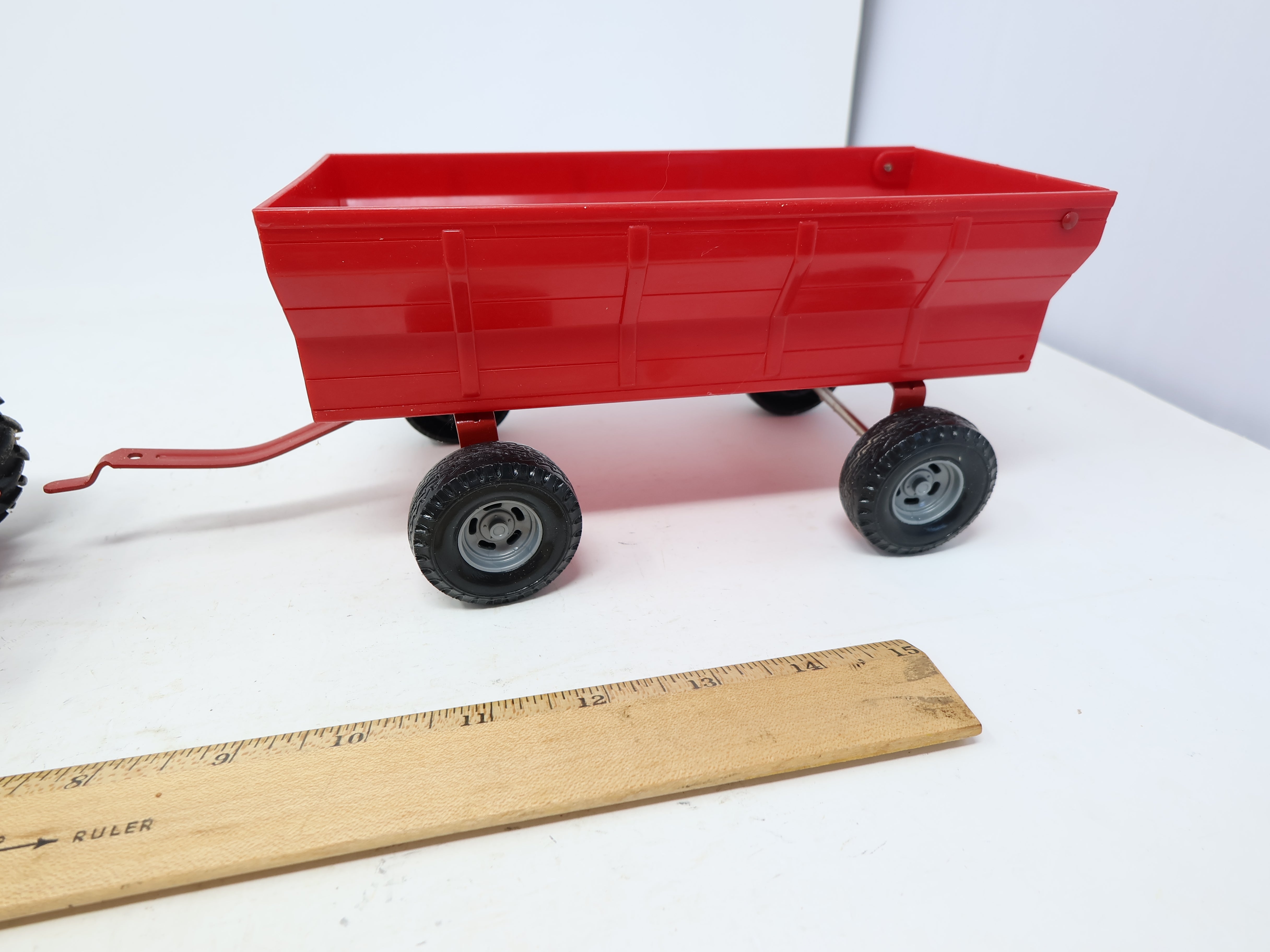 USED ERTL , 1:16 Scale Die-Cast Case Farmall Tractor H with Wagon (Red)