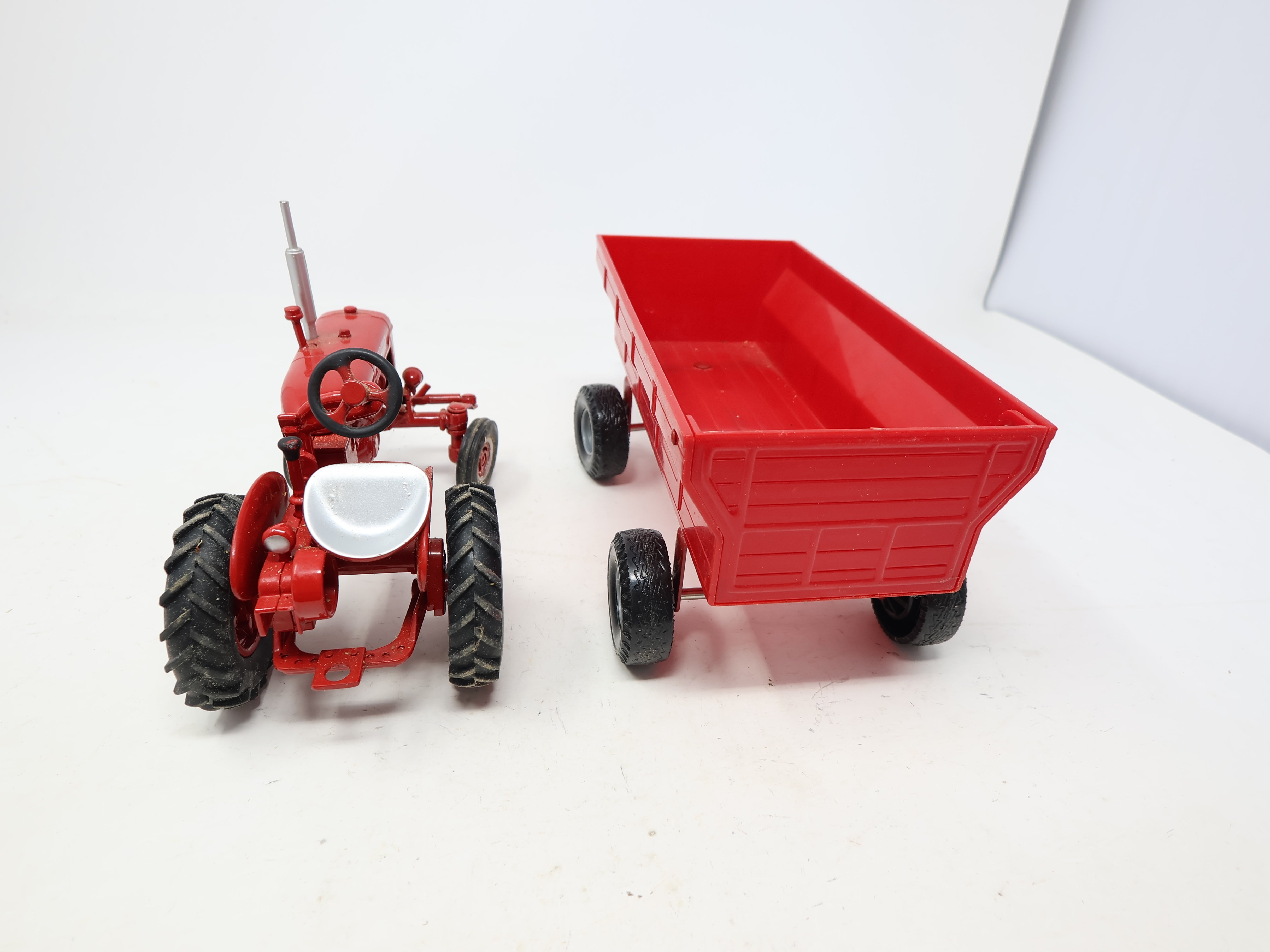 USED ERTL , 1:16 Scale Die-Cast Case Farmall Tractor H with Wagon (Red)