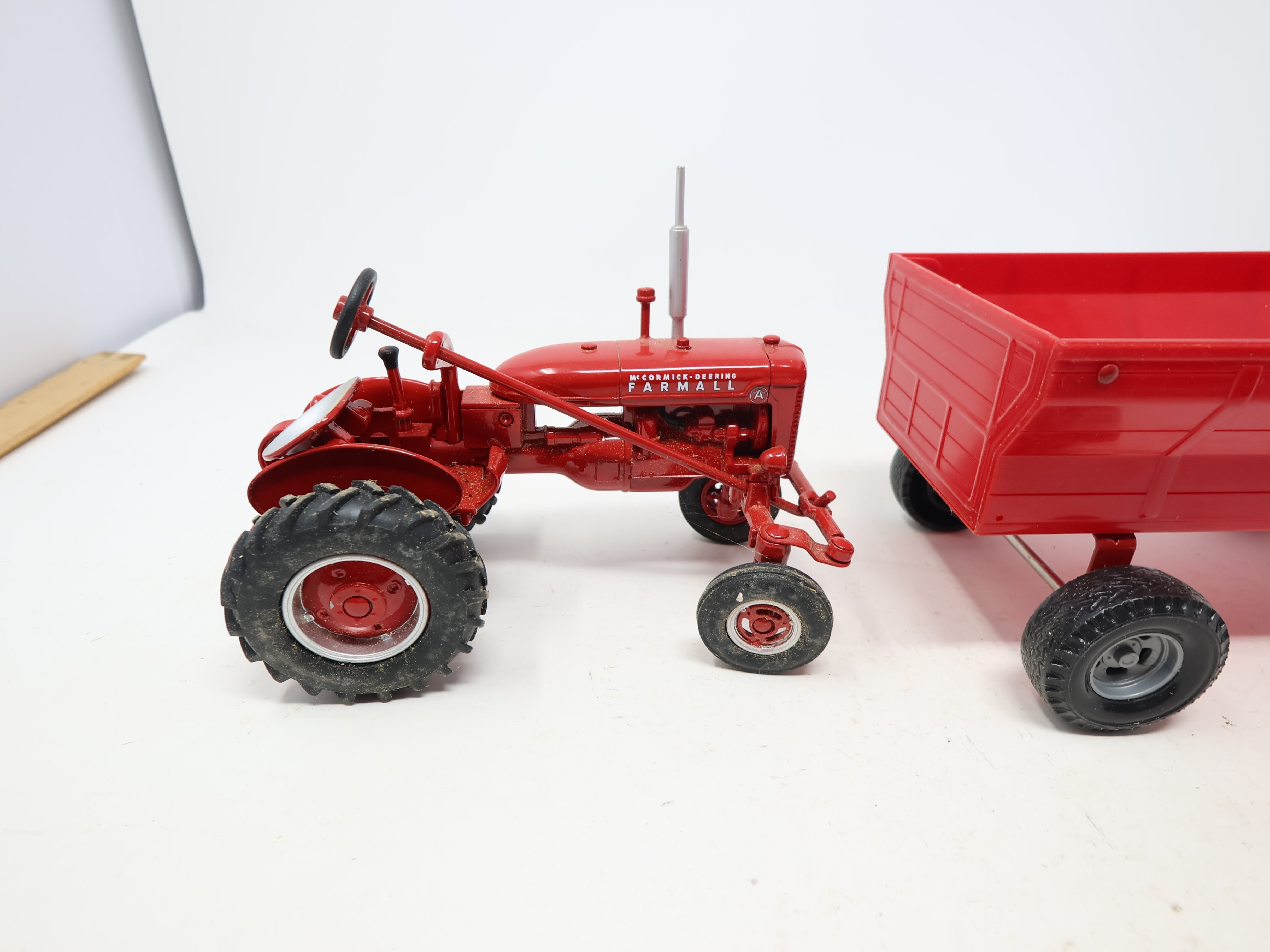 USED ERTL , 1:16 Scale Die-Cast Case Farmall Tractor H with Wagon (Red)