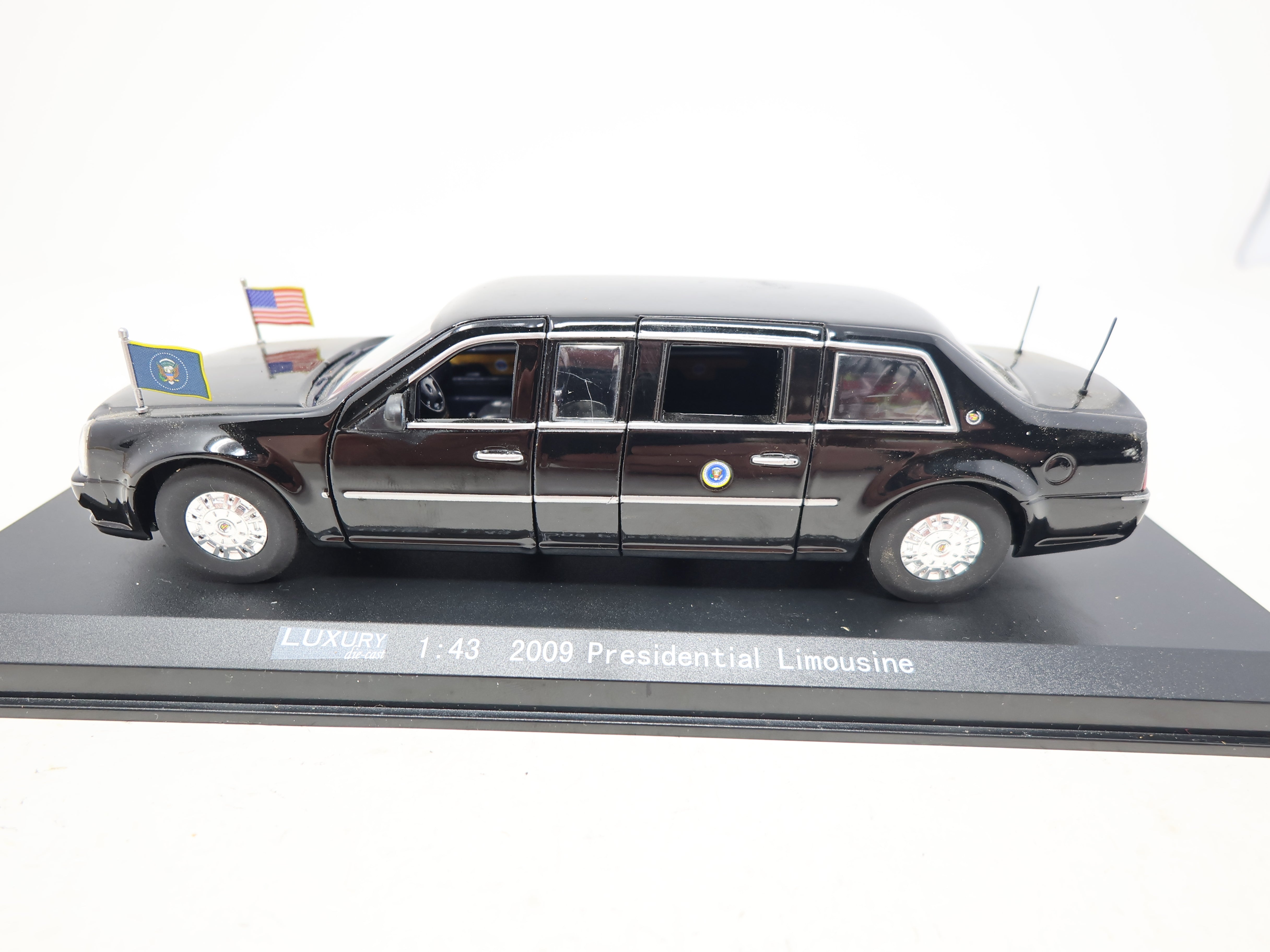 USED Luxury Diecast LDPL600-BK , 1:43 Scale Die-Cast Presidential Limousine 2009