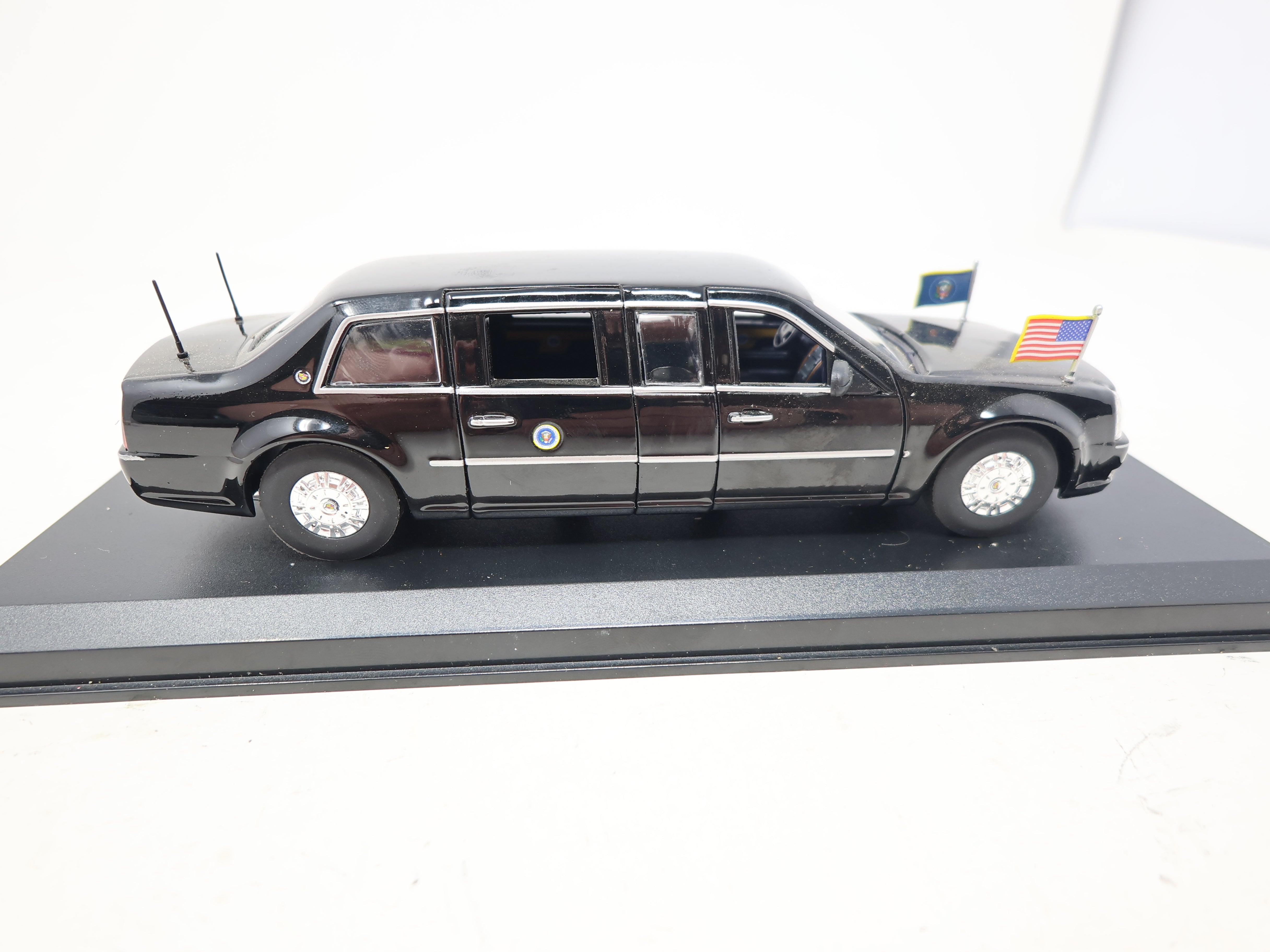 USED Luxury Diecast LDPL600-BK , 1:43 Scale Die-Cast Presidential Limousine 2009