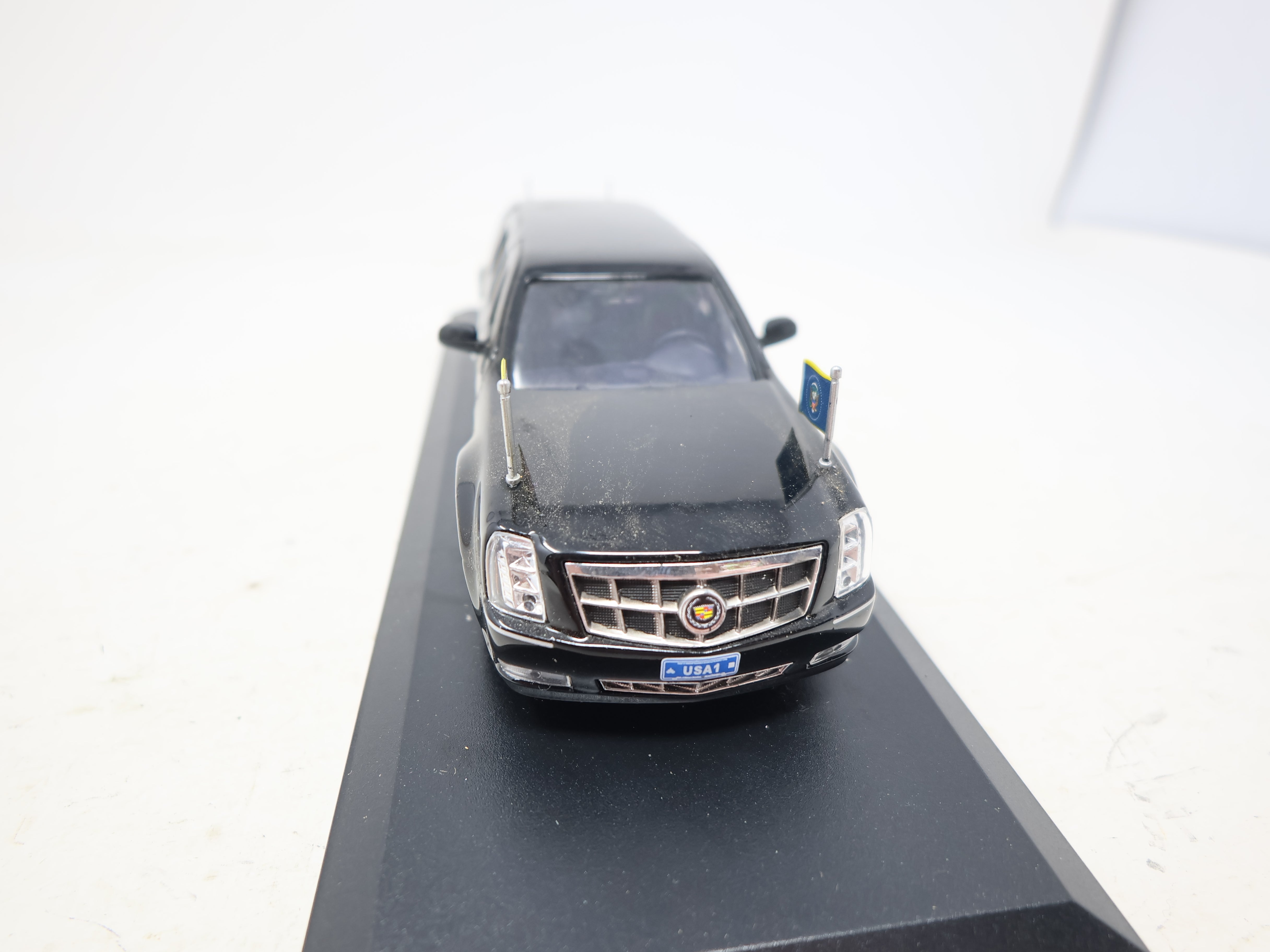 USED Luxury Diecast LDPL600-BK , 1:43 Scale Die-Cast Presidential Limousine 2009