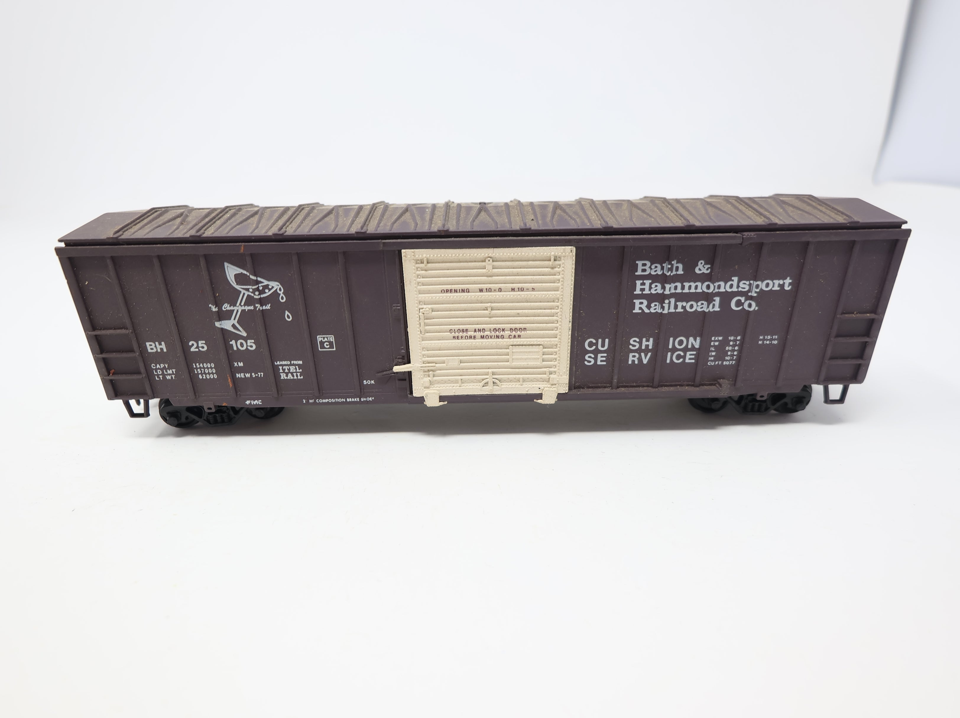USED Athearn HO Scale 50' Box Car Bath and Hammondsport BH #25105 Champagne Trail, Weathered