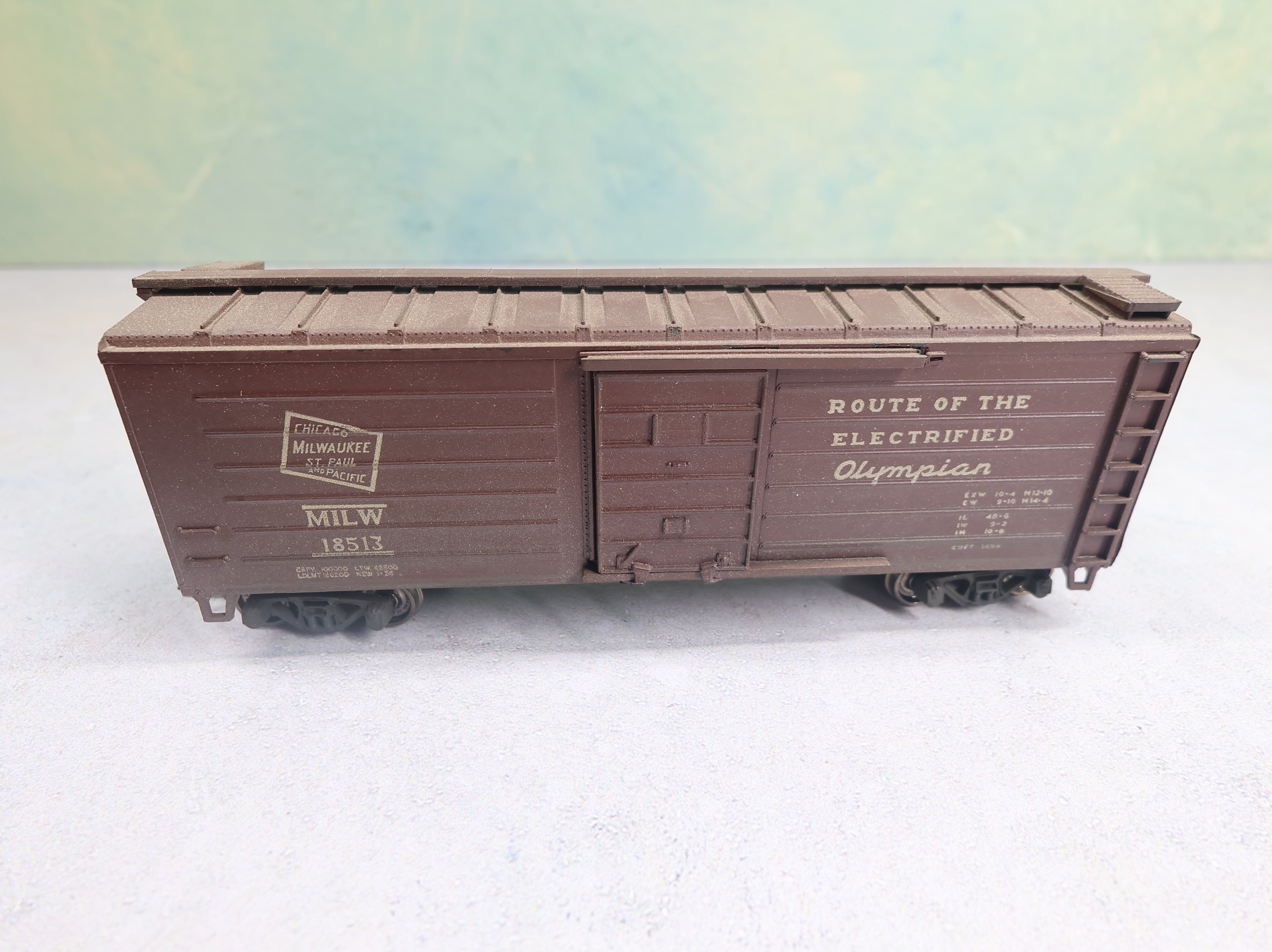 USED Roundhouse HO Scale 40' Box Car Milwaukee Road MILW #18513 Weathered