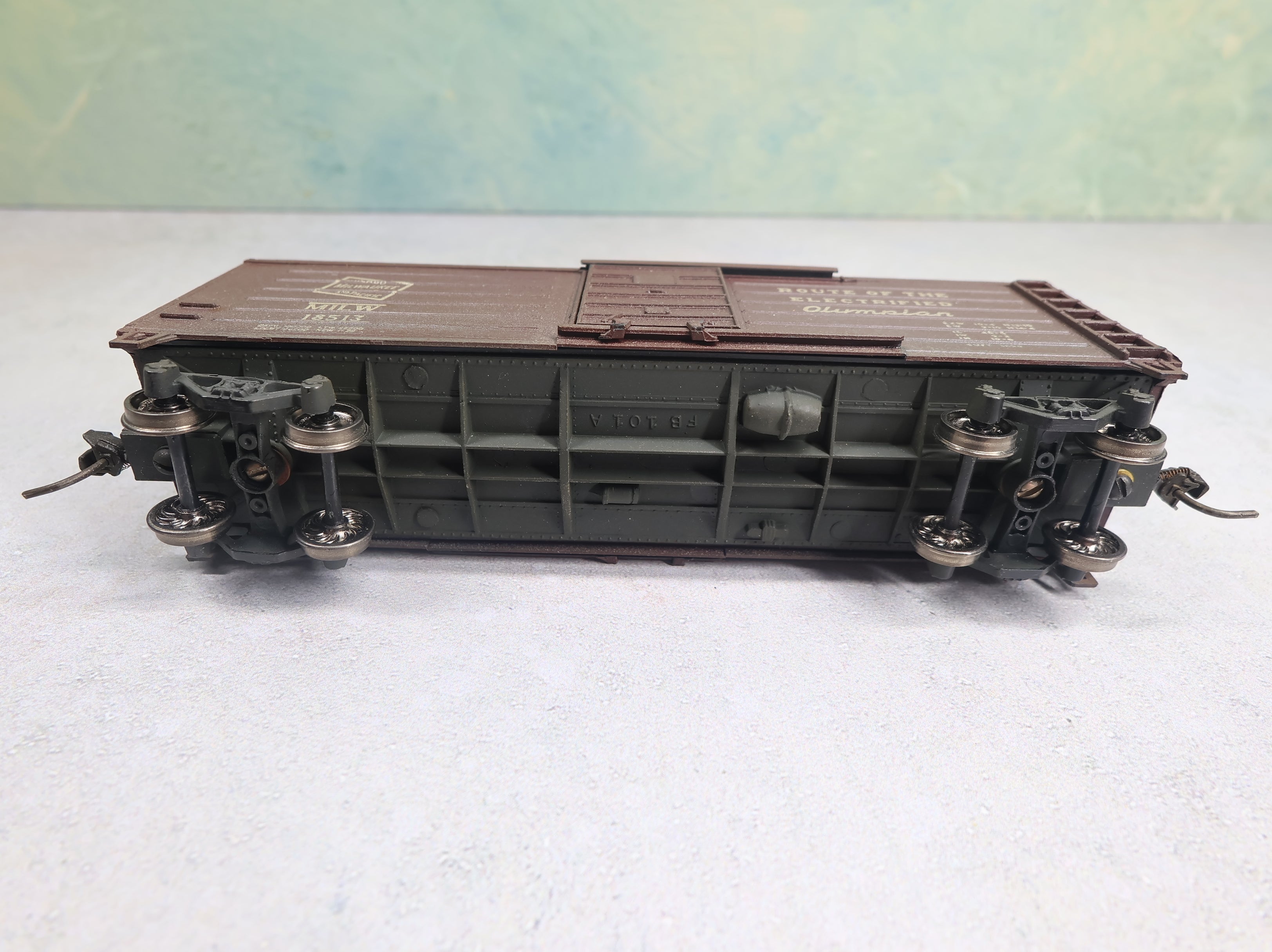 USED Roundhouse HO Scale 40' Box Car Milwaukee Road MILW #18513 Weathered