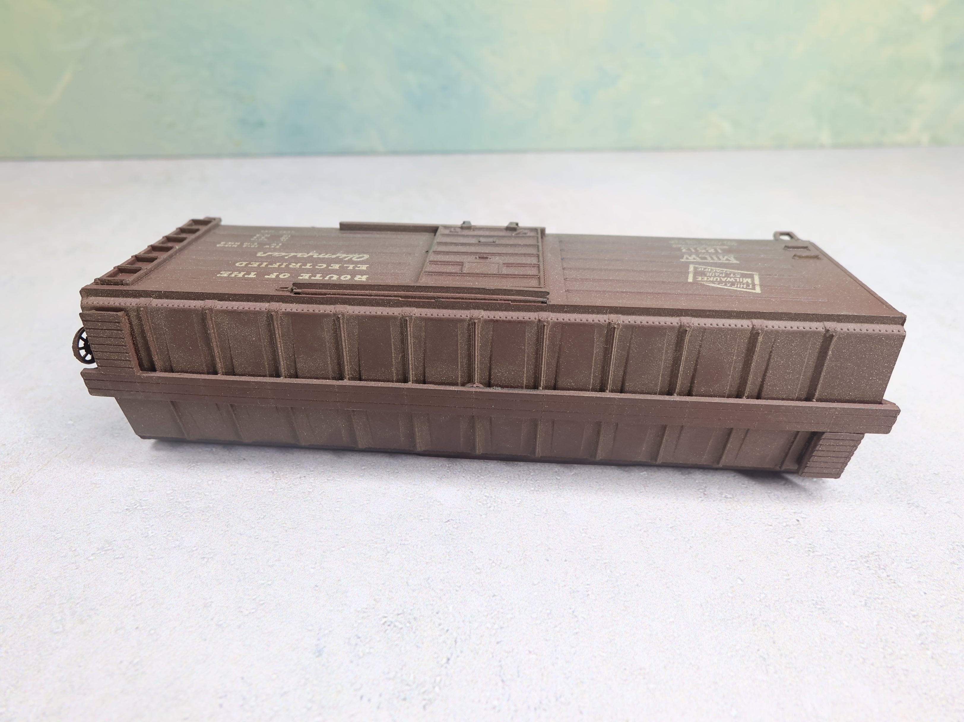 USED Roundhouse HO Scale 40' Box Car Milwaukee Road MILW #18513 Weathered
