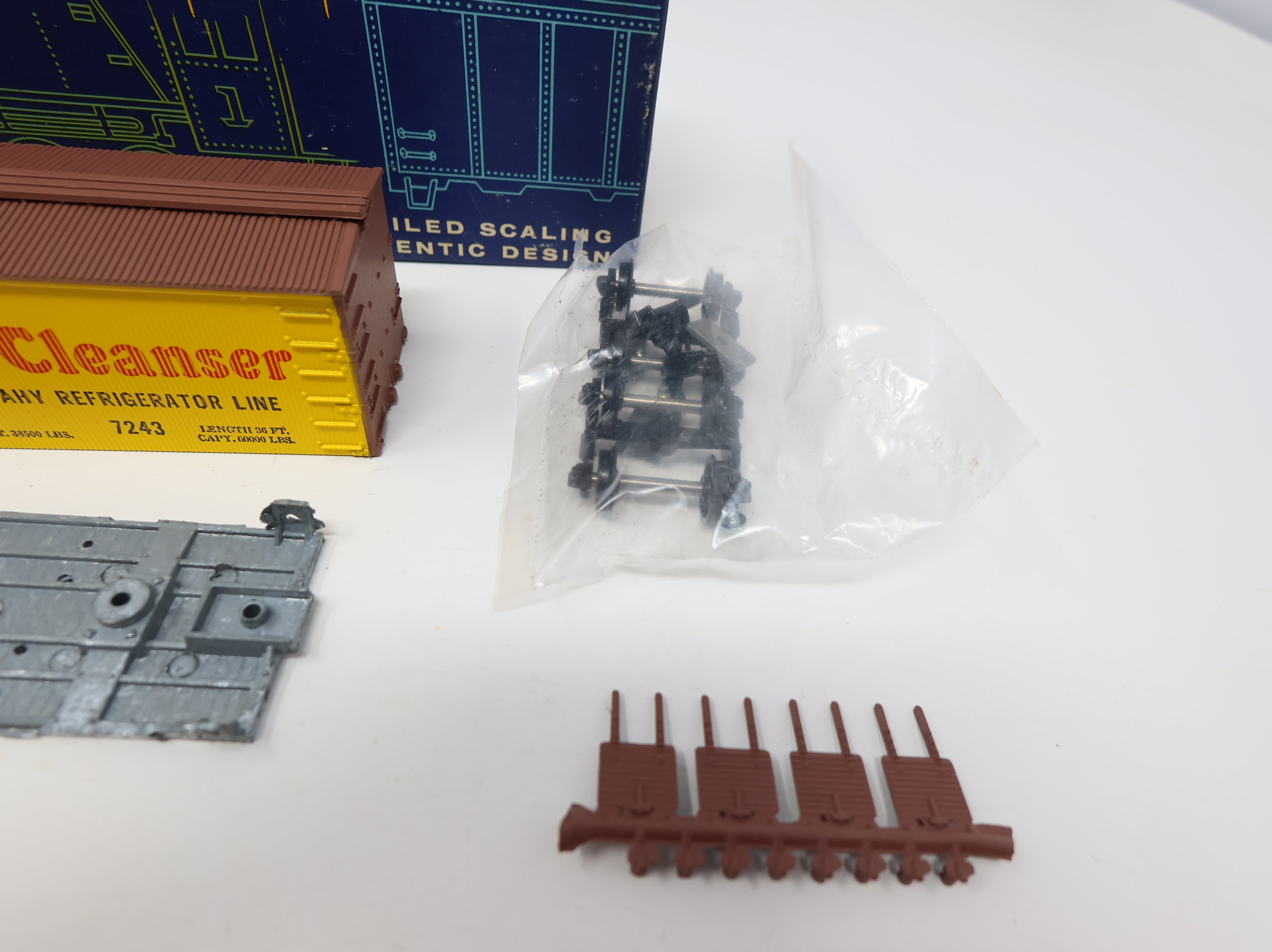 USED Roundhouse 3150 HO Scale Billboard Reefer Old Dutch Cleanser #7243 KIT