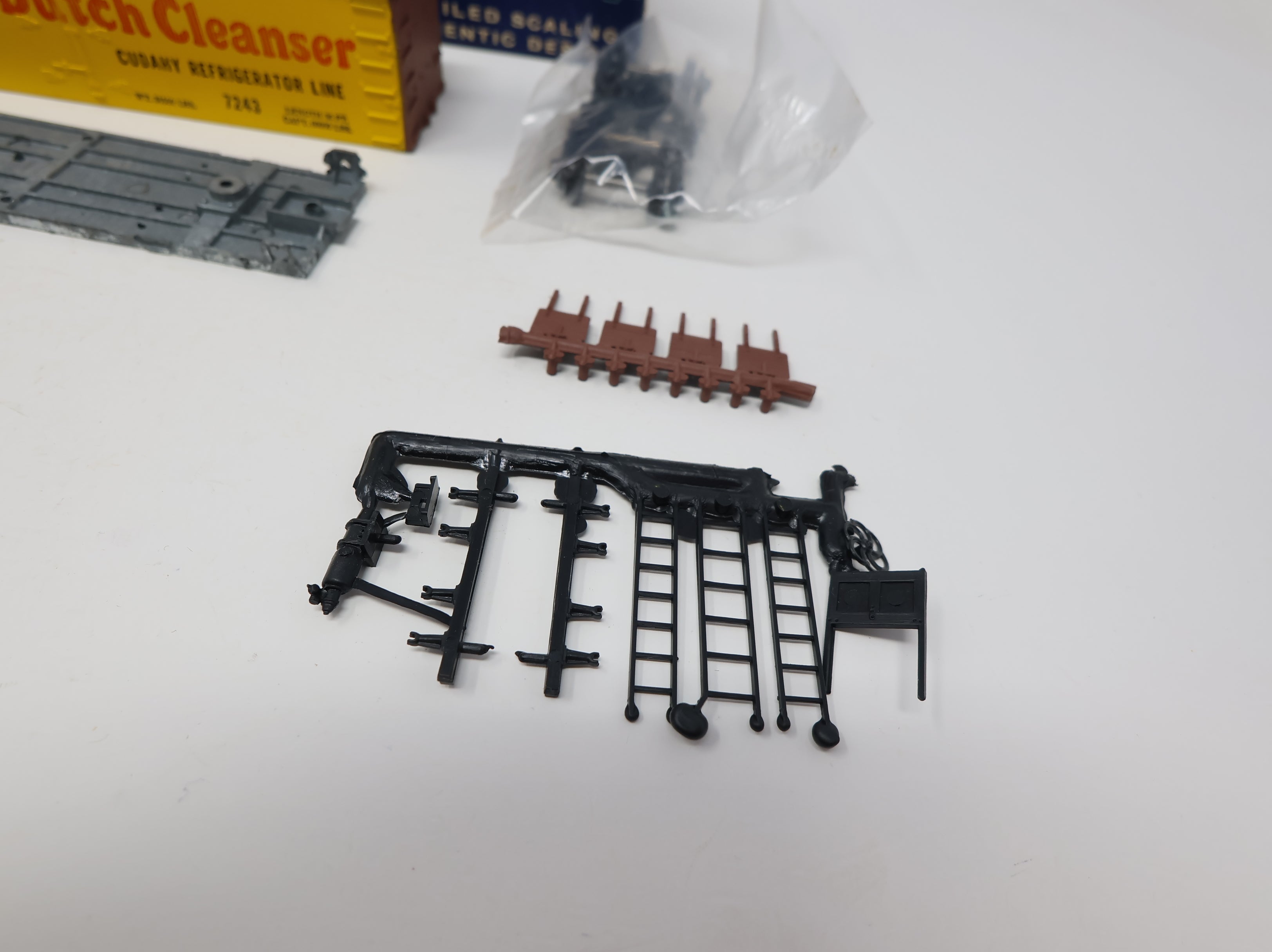 USED Roundhouse 3150 HO Scale Billboard Reefer Old Dutch Cleanser #7243 KIT