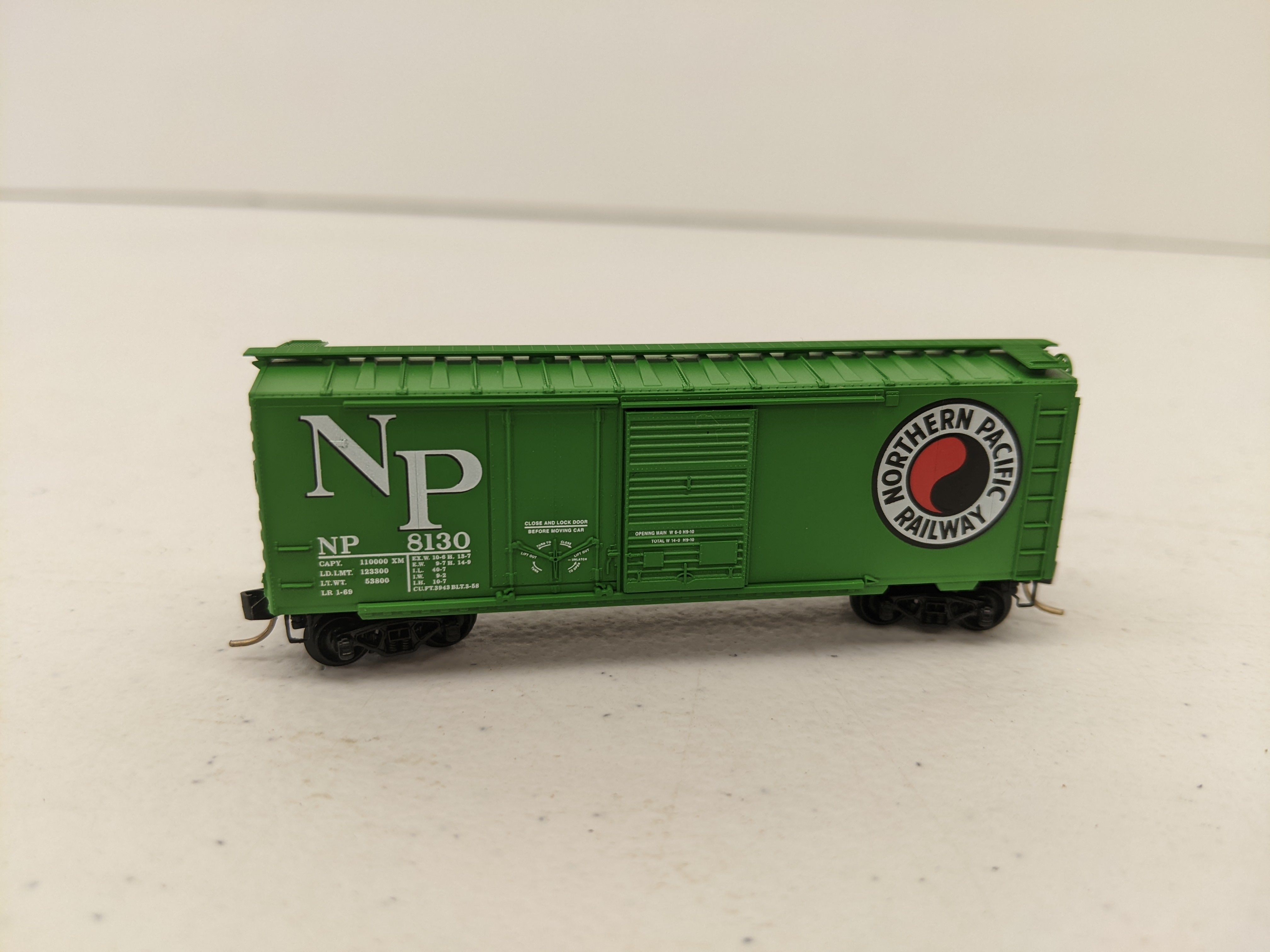 USED Micro-Trains 22090 N Scale, 40' Standard Box Car, Northern Pacific NP #8130, (Plug & Sliding Door)