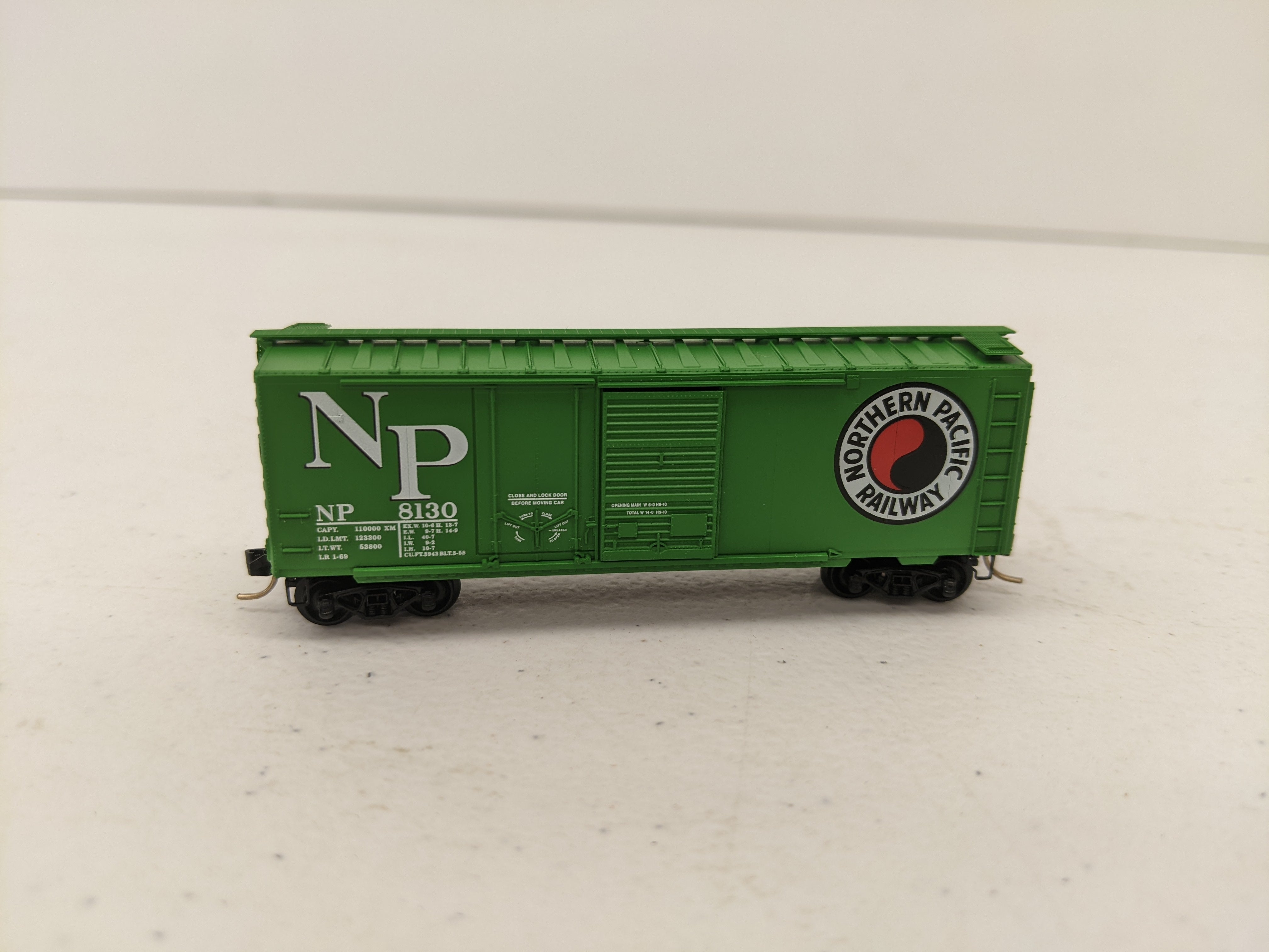 USED Micro-Trains 22090 N Scale, 40' Standard Box Car, Northern Pacific NP #8130, (Plug & Sliding Door)
