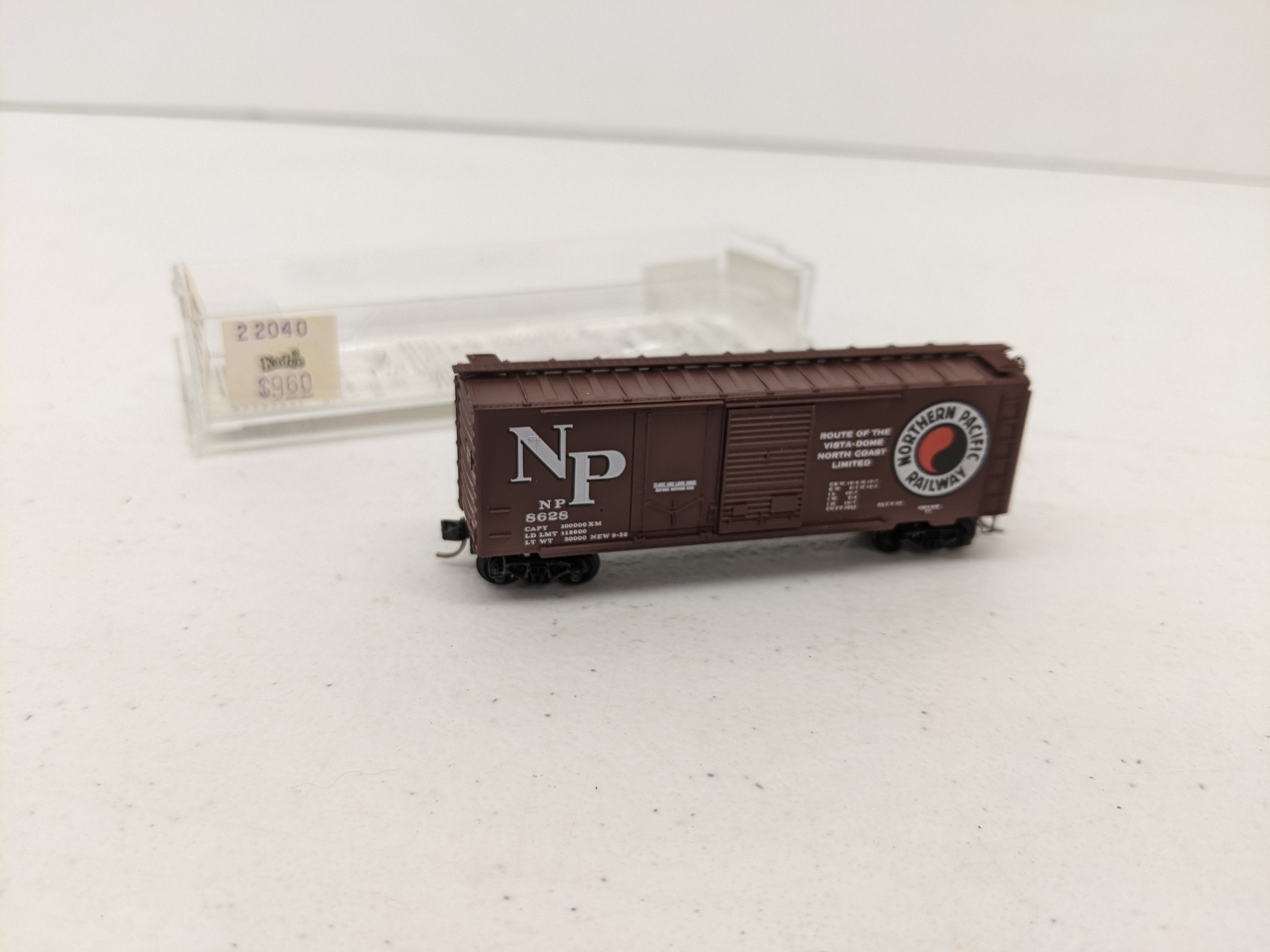USED Micro-Trains 22040 N Scale, 40' Standard Box Car, Northern Pacific NP #8628, (Plug & Sliding Door)