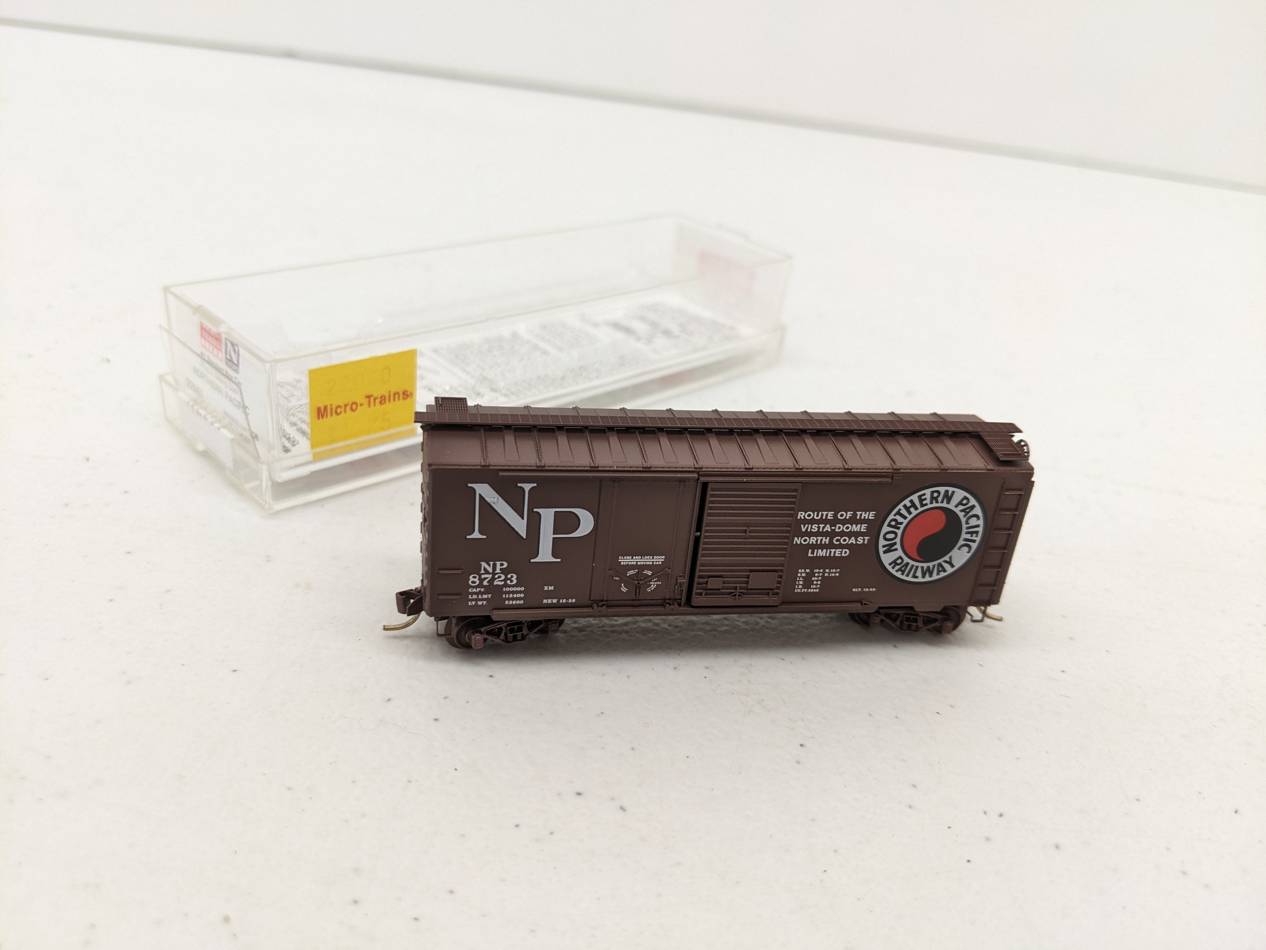 USED Micro-Trains 22040 N Scale, 40' Standard Box Car, Northern Pacific NP #8723, (Plug & Sliding Door)