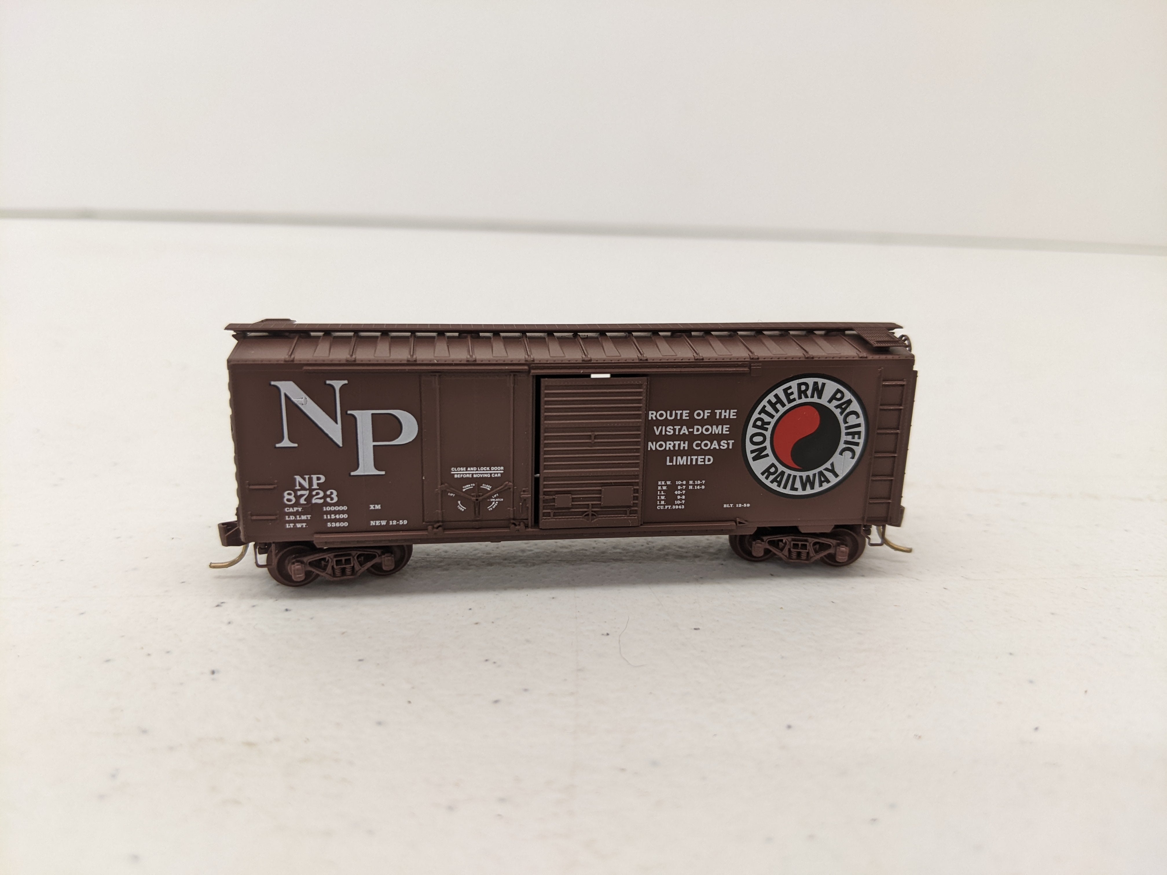 USED Micro-Trains 22040 N Scale, 40' Standard Box Car, Northern Pacific NP #8723, (Plug & Sliding Door)