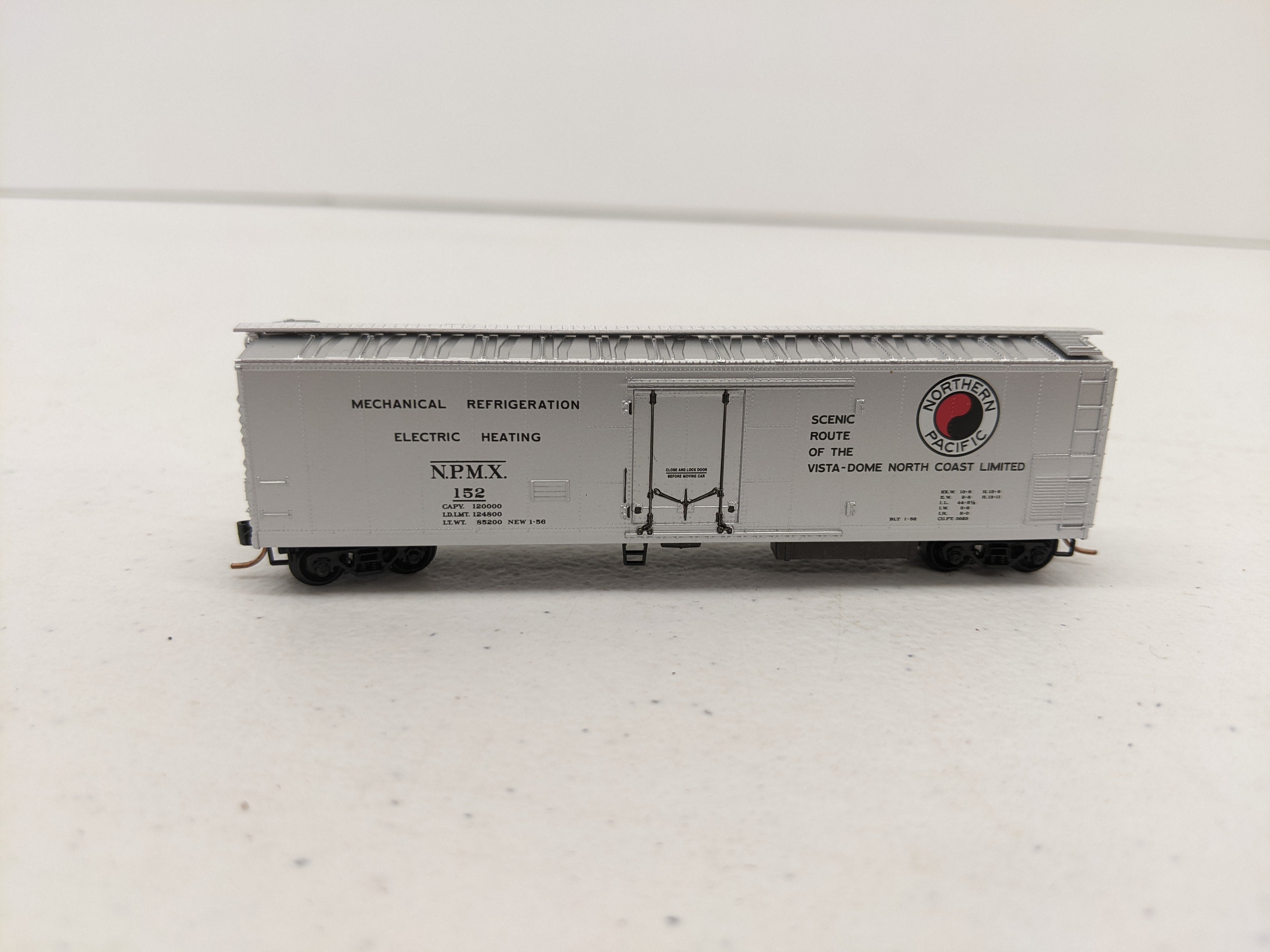 USED Micro-Trains 69150 N Scale, Rivet Side Mechanical Reefer, Northern Pacific NPMX #152