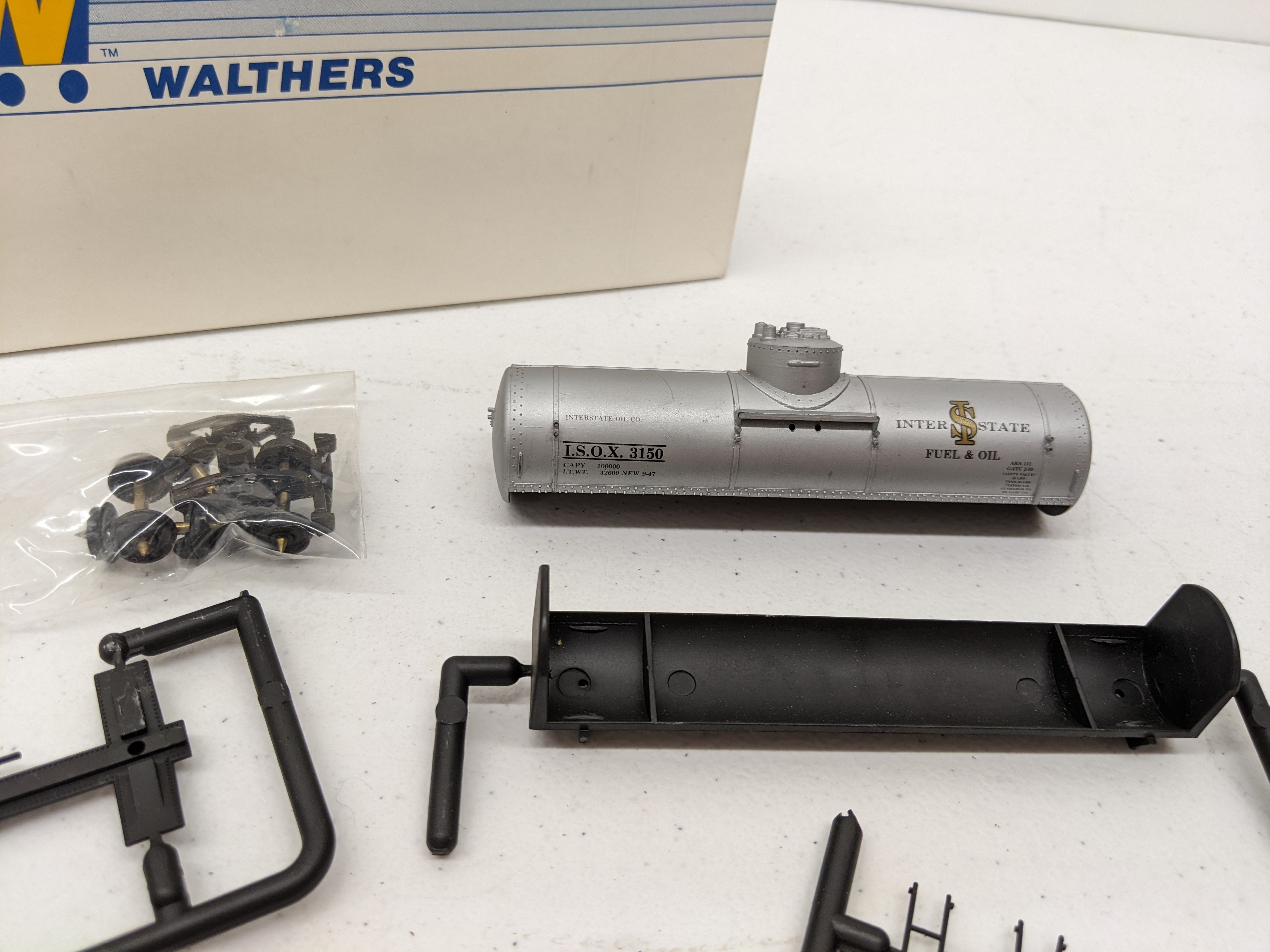 USED Walthers 932-5099 HO Scale, Single Dome Tank Car, Interstate ISOX #3150, Kit