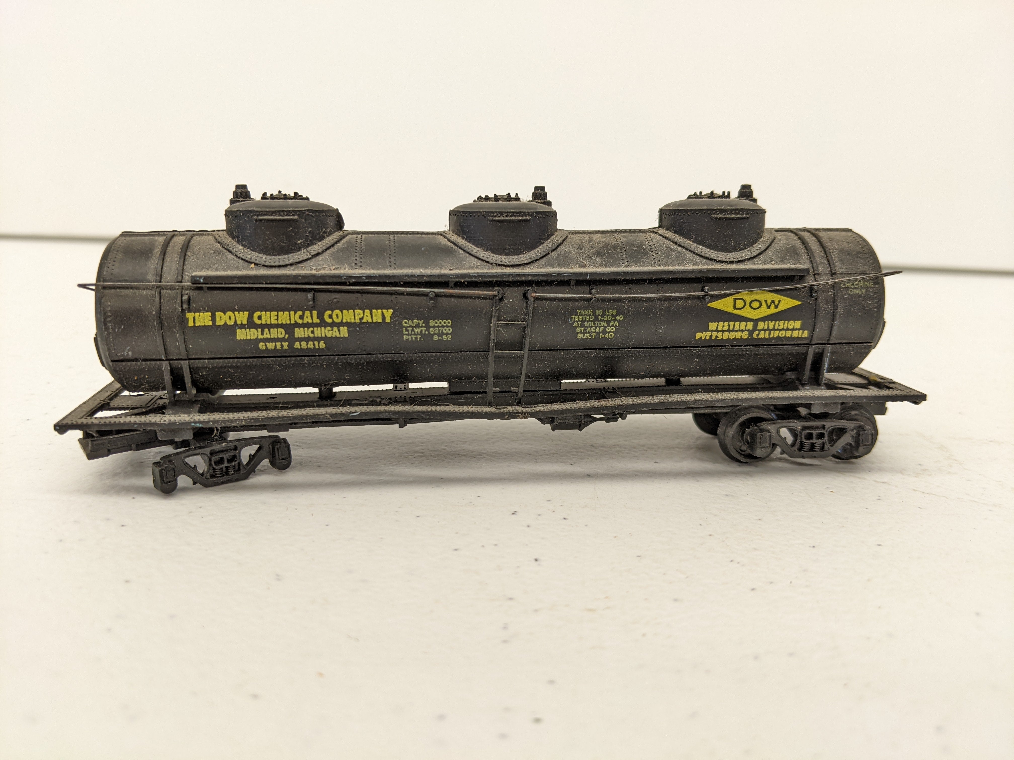 USED Lionel HO Scale, 3 Dome Tank Car, Dow Chemical GWEX #48416