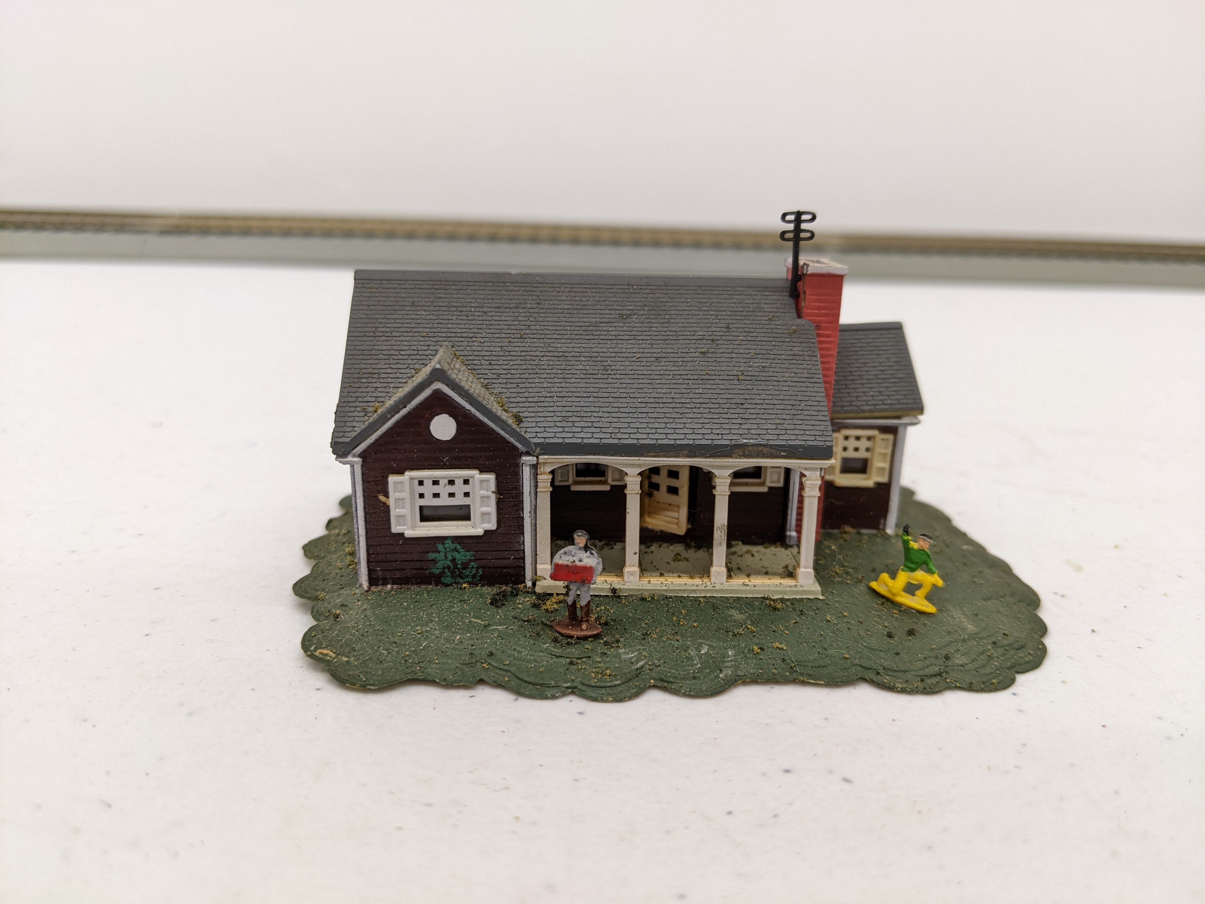 USED N Scale, Home with Figures