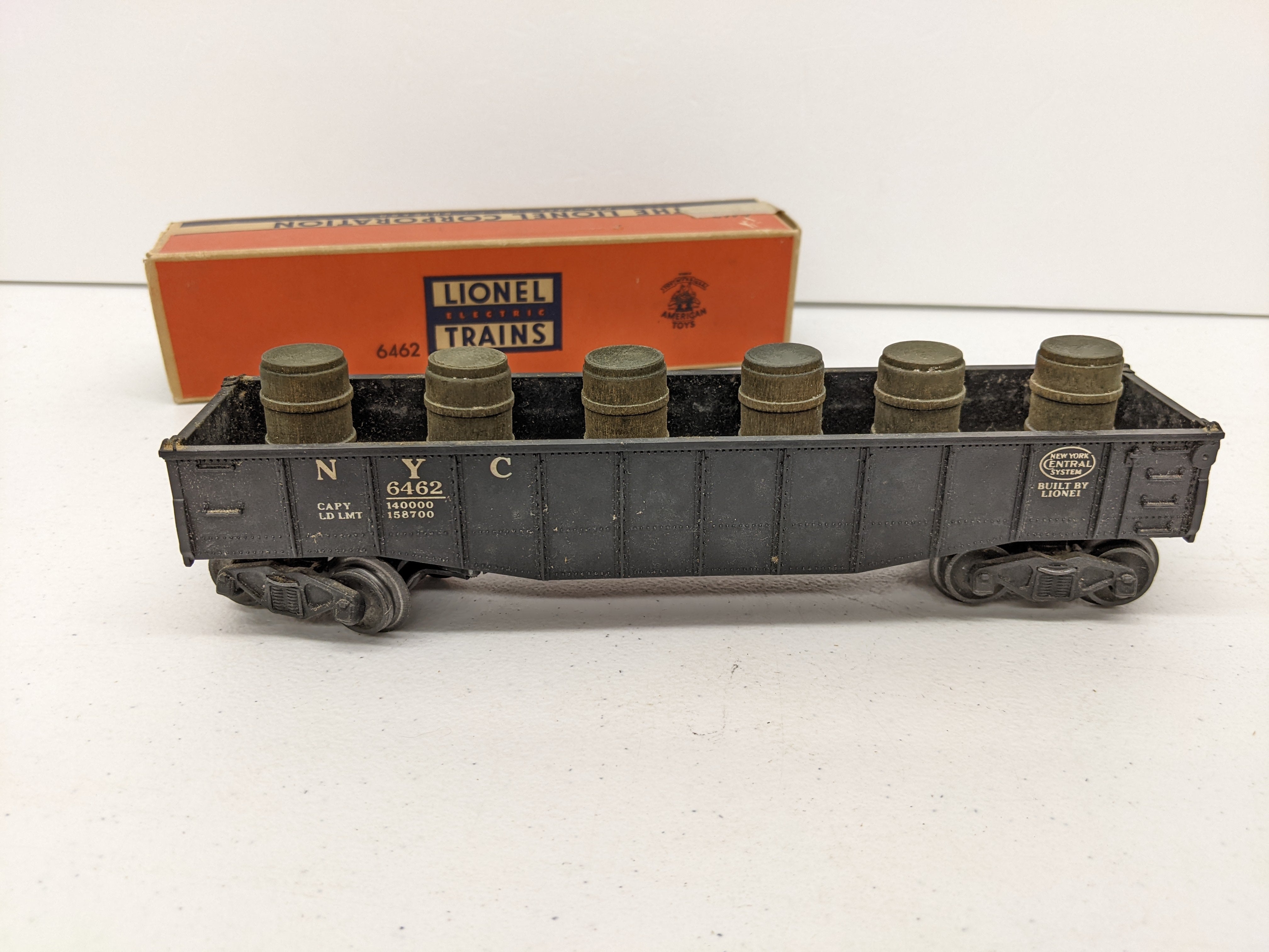 USED Lionel 6462 O Scale, Gondola Car with 6 Barrels, New York Central NYC #6462